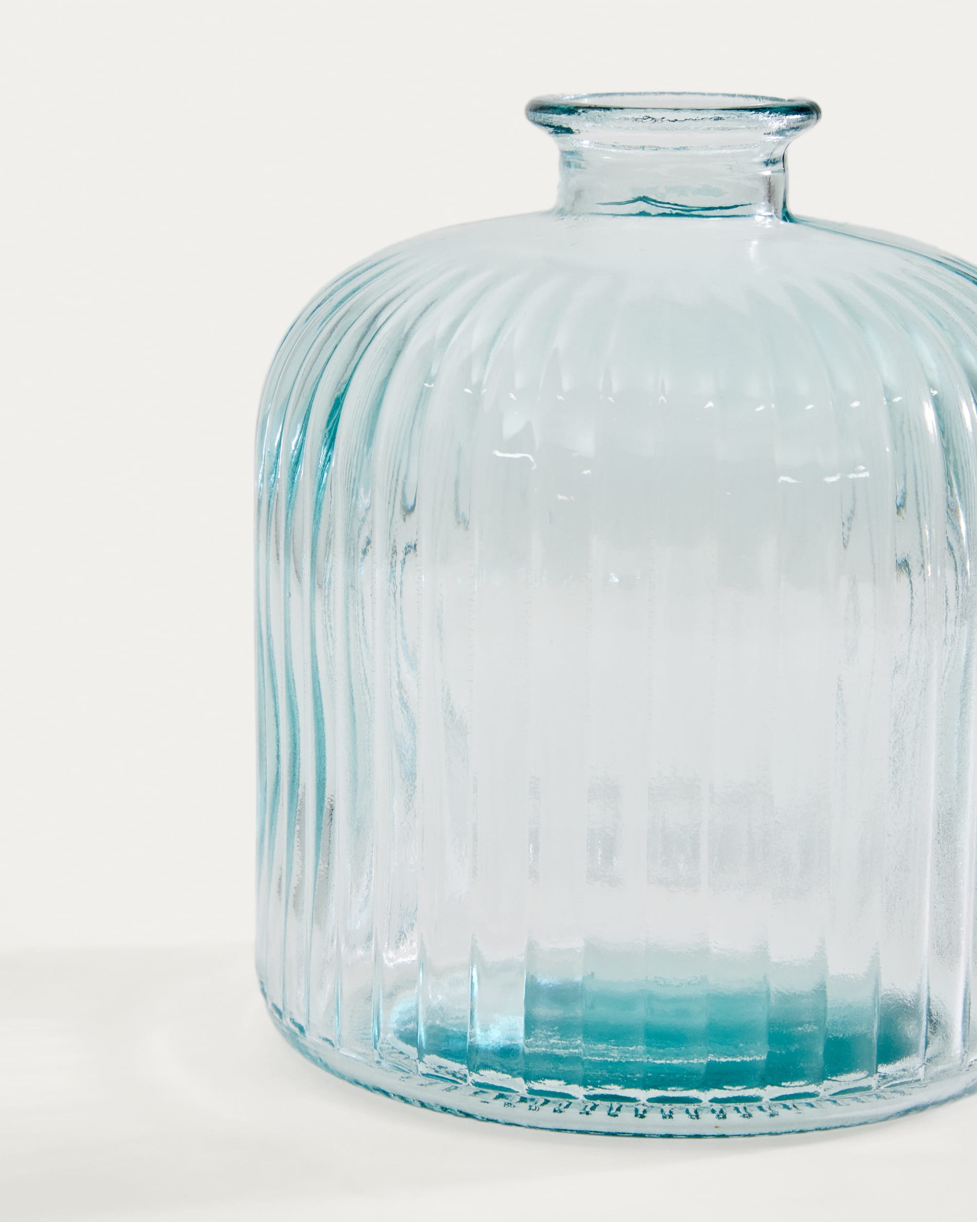 Marba Flasche klein aus transparentem Recyclingglas in Klar präsentiert im Onlineshop von KAQTU Design AG. Flasche ist von Kave Home