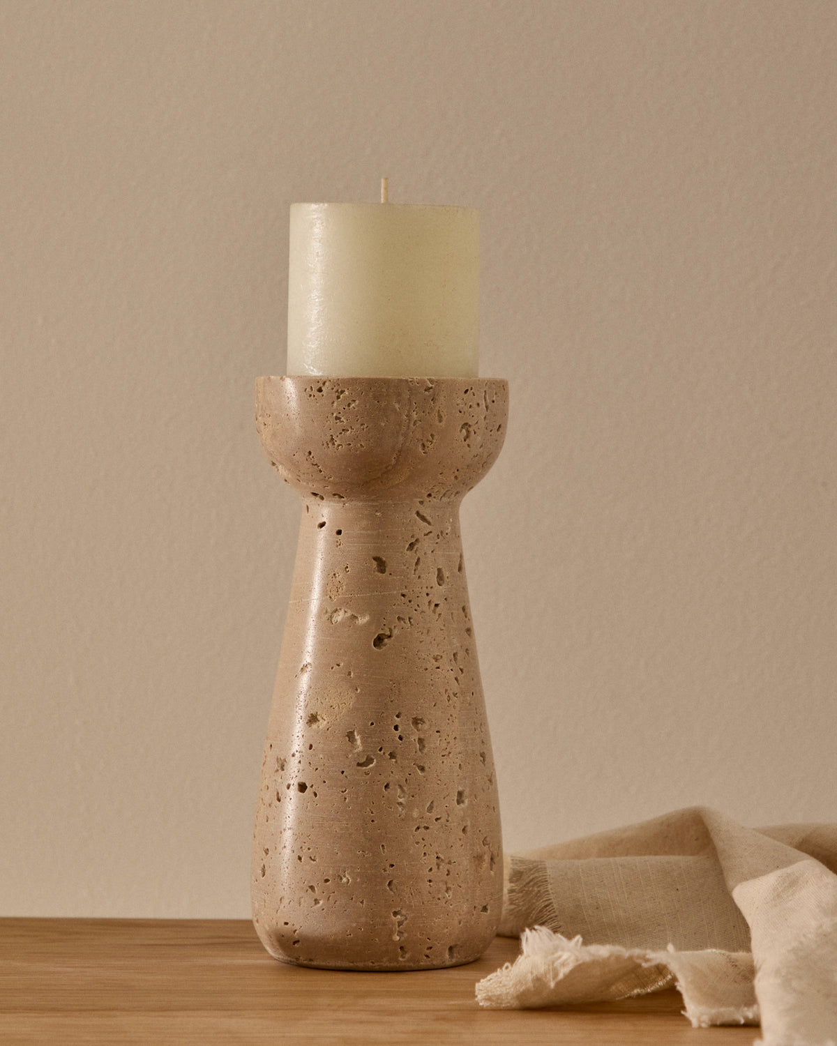 Magan kleiner Kerzenhalter aus Travertin in Beige in Beige präsentiert im Onlineshop von KAQTU Design AG. Kerzenständer ist von Kave Home