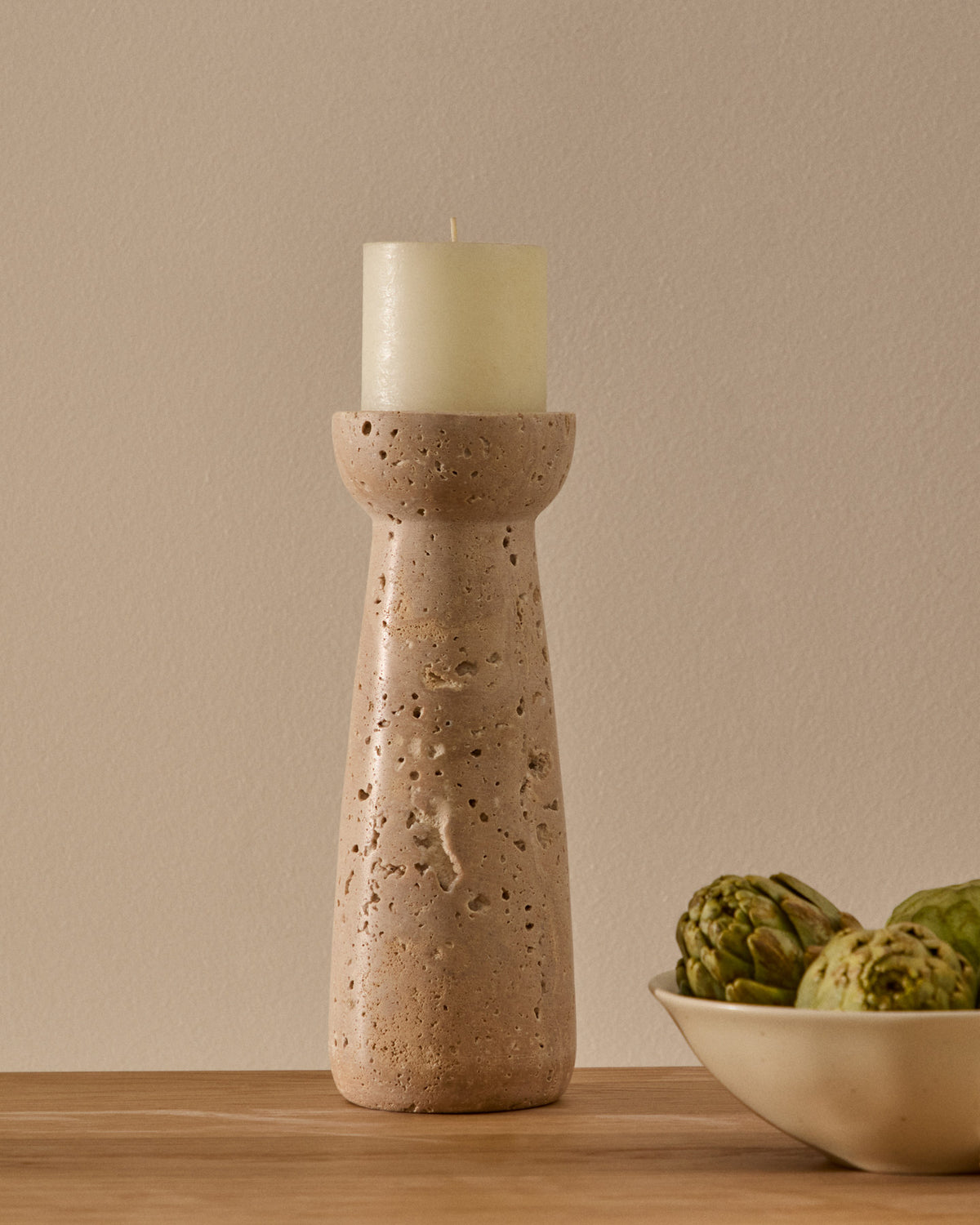 Magan grosser Kerzenhalter aus Travertin in Beige in Beige präsentiert im Onlineshop von KAQTU Design AG. Kerzenständer ist von Kave Home