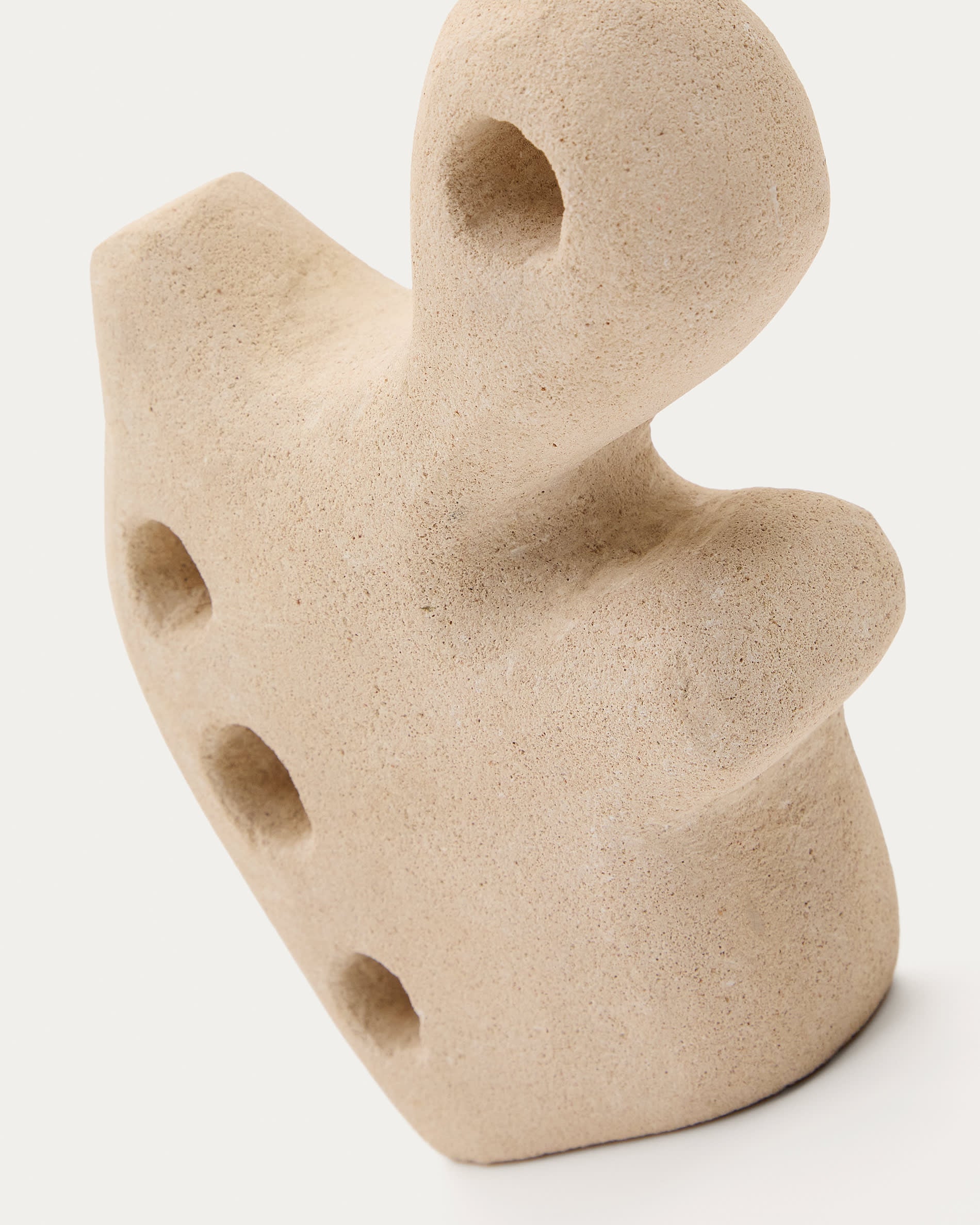 Die 20 cm hohe Skulptur Arif aus Stein mit elegantem beigefarbenem Finish bringt natürliche Eleganz und künstlerischen Flair in Ihr Zuhause.