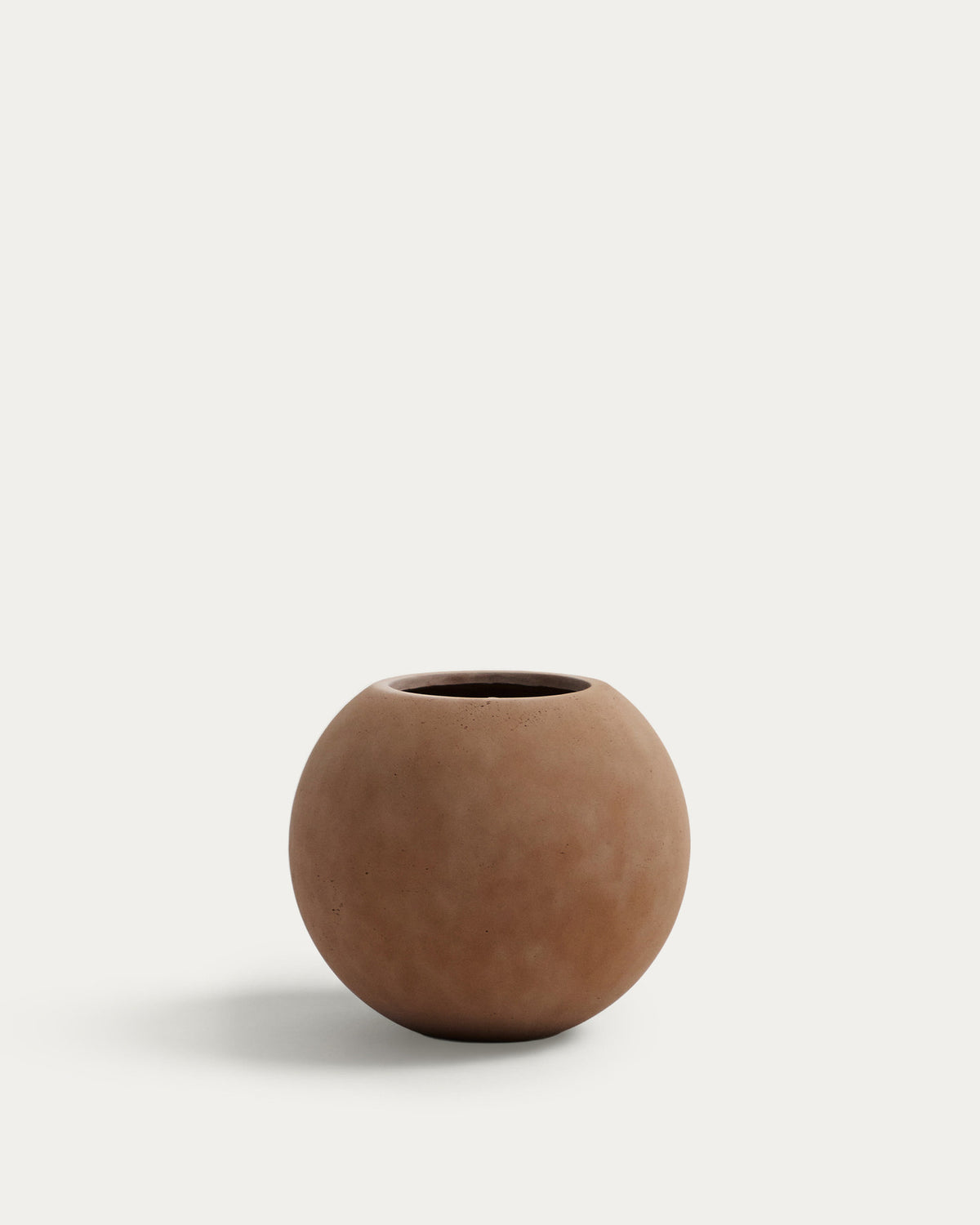 Blumentopf Solna in Terrakottaoptik Ø 66 cm in Terrakotta präsentiert im Onlineshop von KAQTU Design AG. Blumentopf ist von Kave Home