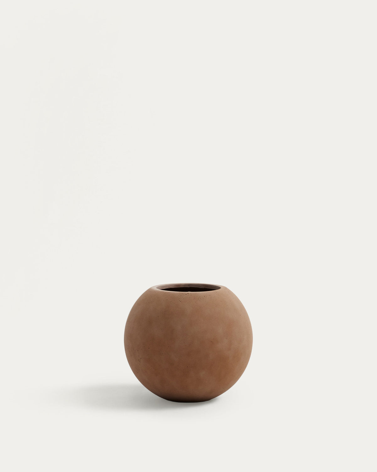 Blumentopf Solna in Terrakottaoptik Ø 51 cm in Terrakotta präsentiert im Onlineshop von KAQTU Design AG. Blumentopf ist von Kave Home