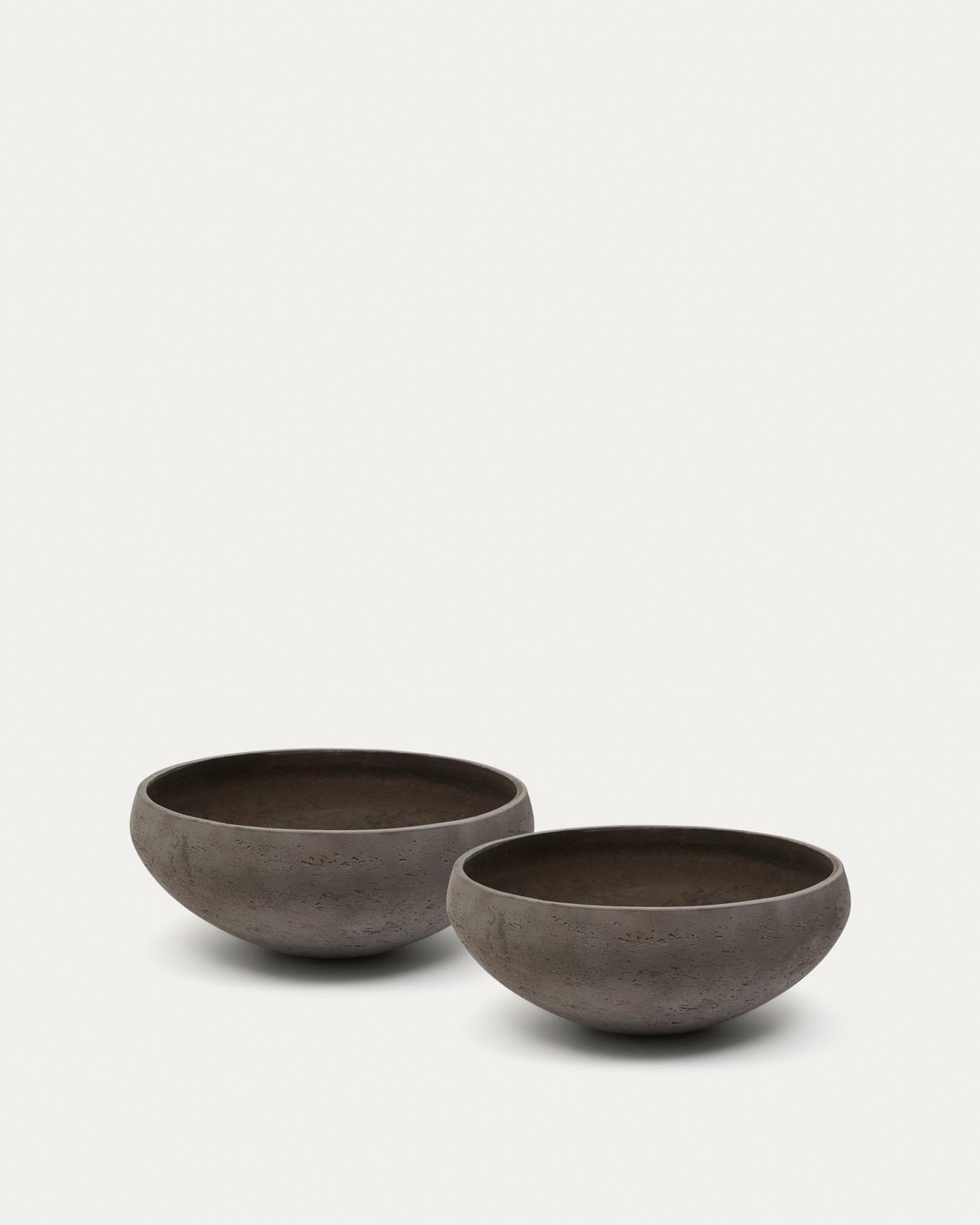 Set Nura aus 2 Blumentöpfen in Terrakotta mit Zementoptik Ø55 cm in Terrakotta präsentiert im Onlineshop von KAQTU Design AG. Blumentopf ist von Kave Home