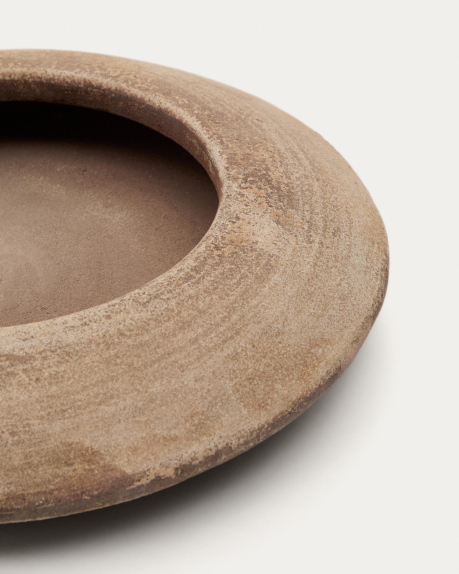 Blumentopf Rivor aus Terrakotta mit Finish in natürlichem Farbton Ø 36 cm in Terrakotta präsentiert im Onlineshop von KAQTU Design AG. Blumentopf ist von Kave Home