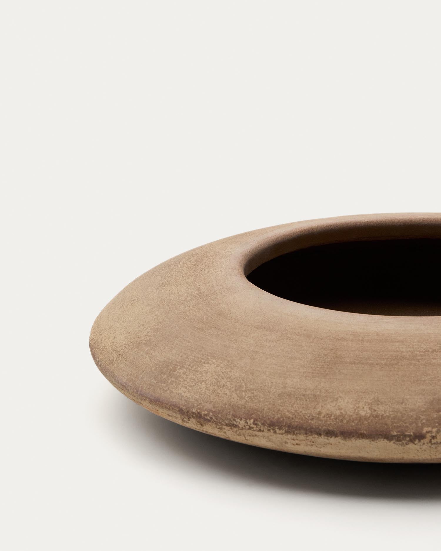Präsentieren Sie Ihre Pflanzen im eleganten Blumentopf Rivor aus Terrakotta. Mit 50 cm Durchmesser und natürlichem Finish ist er perfekt für jedes Zuhause.
