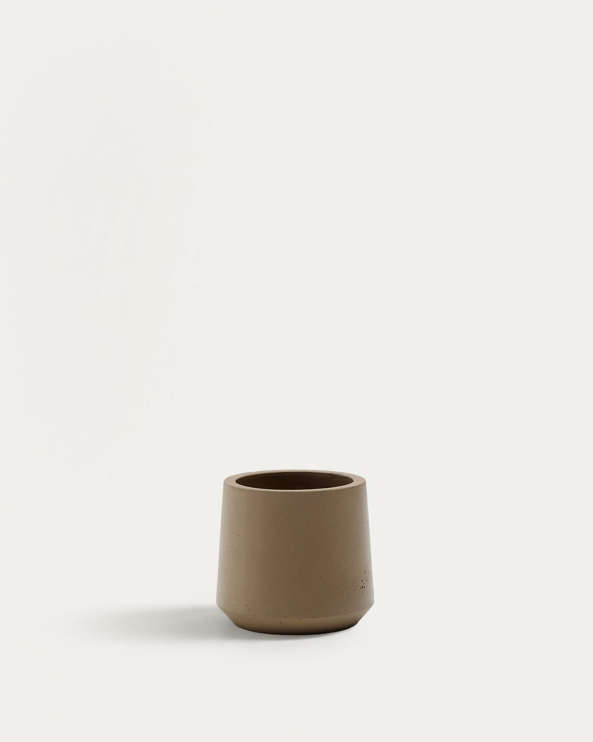 Blumentopf Calun aus Zement in Beige Ø 32 cm in Beige präsentiert im Onlineshop von KAQTU Design AG. Blumentopf ist von Kave Home