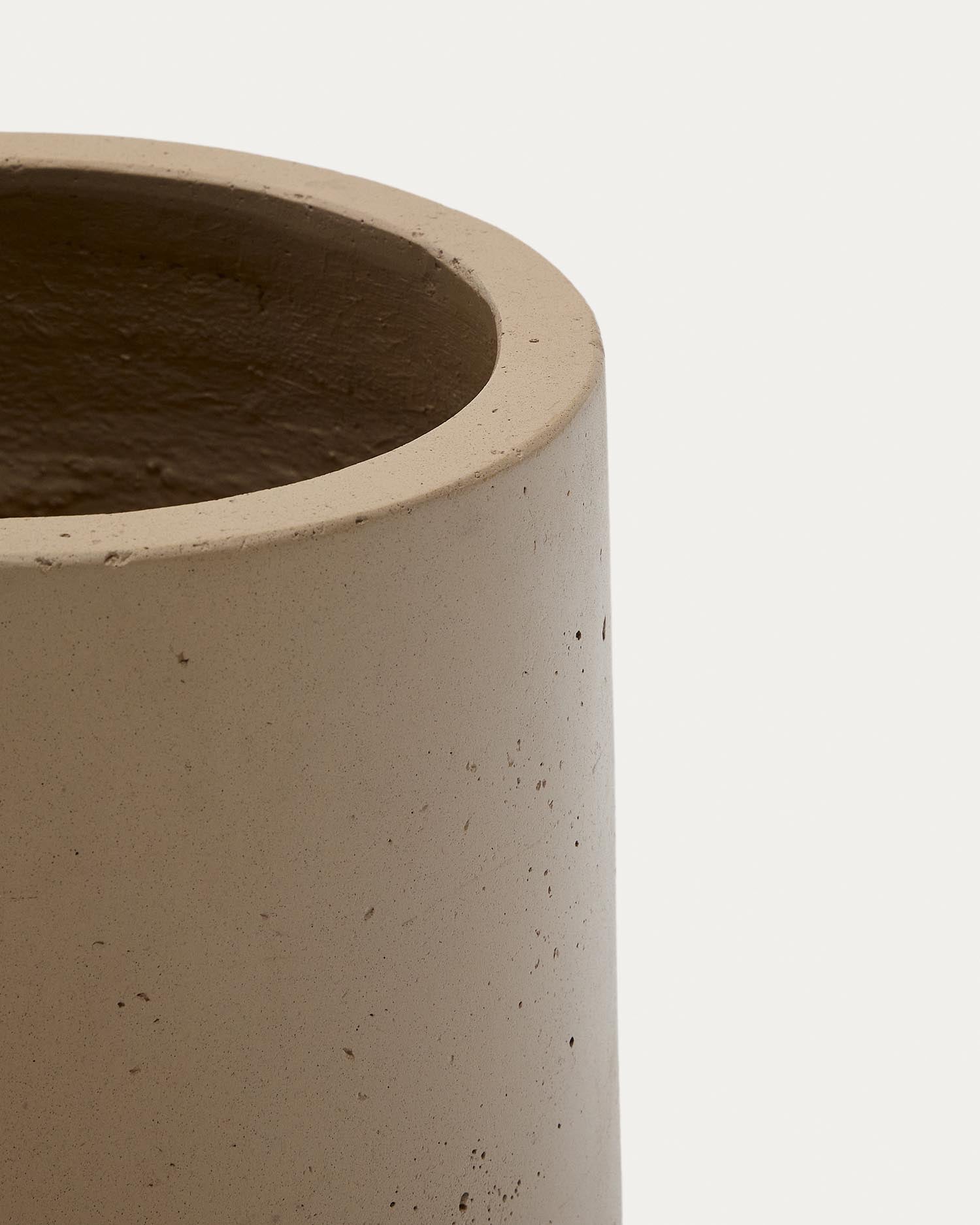 Setze Akzente in Deinem Zuhause mit dem eleganten Blumentopf Calun aus witterungsbeständigem Beton in Beige (Ø 32 cm) von Kave Home.