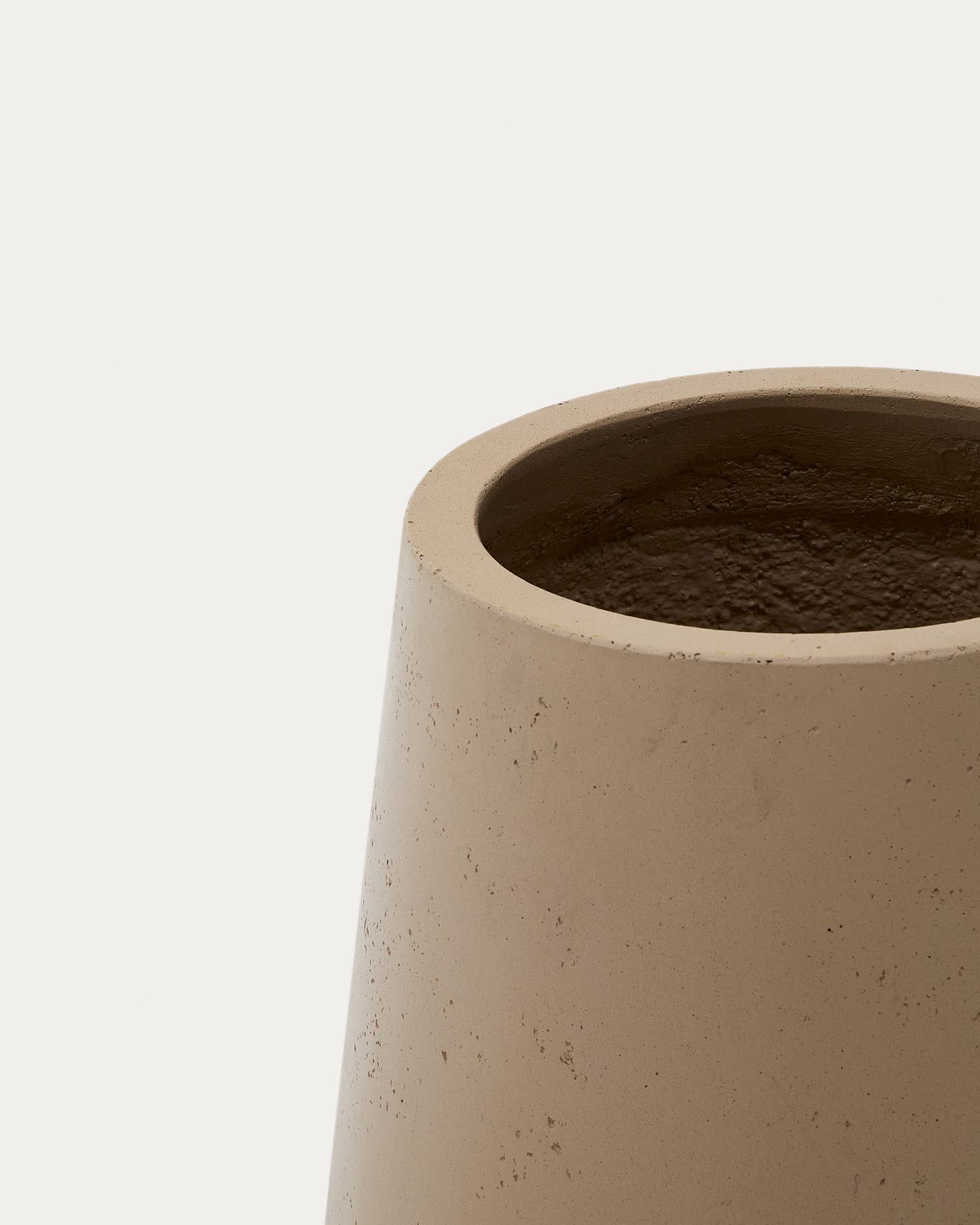 Gestalte Dein Zuhause mit dem stilvollen Blumentopf Calun aus robustem Zement in Beige (Ø 50 cm) – perfekt für jede Pflanze und jeden Raum.