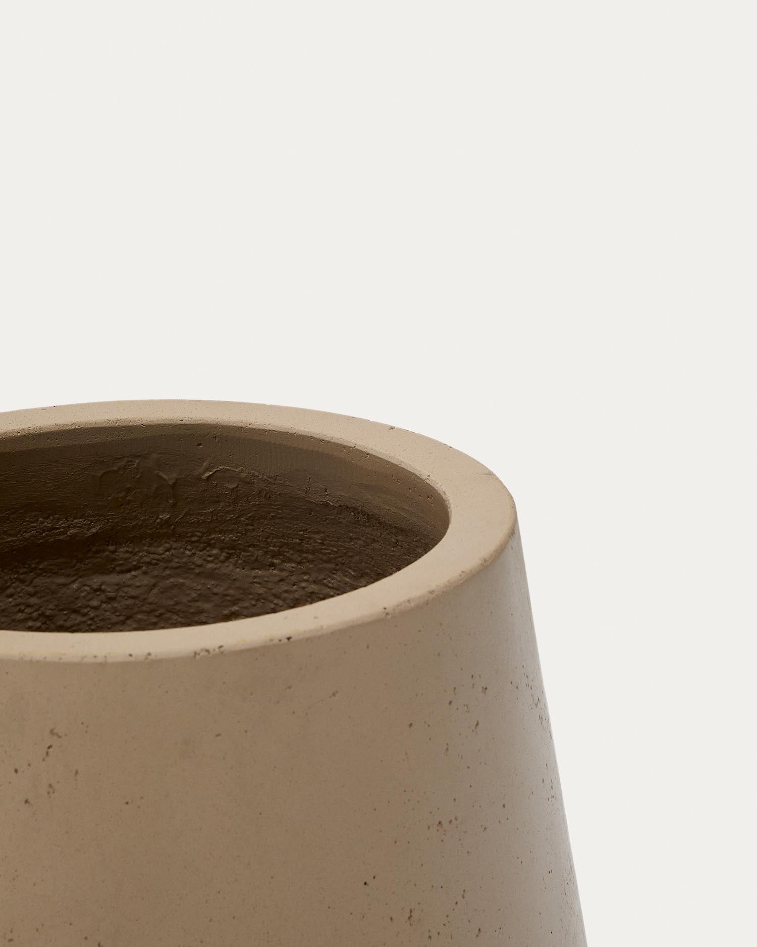 Verleih Deinem Wohnraum mit dem eleganten Blumentopf Calun aus hochwertigem Zement in Beige (Ø 50 cm) einen modernen Akzent – ideal für drinnen und draußen.
