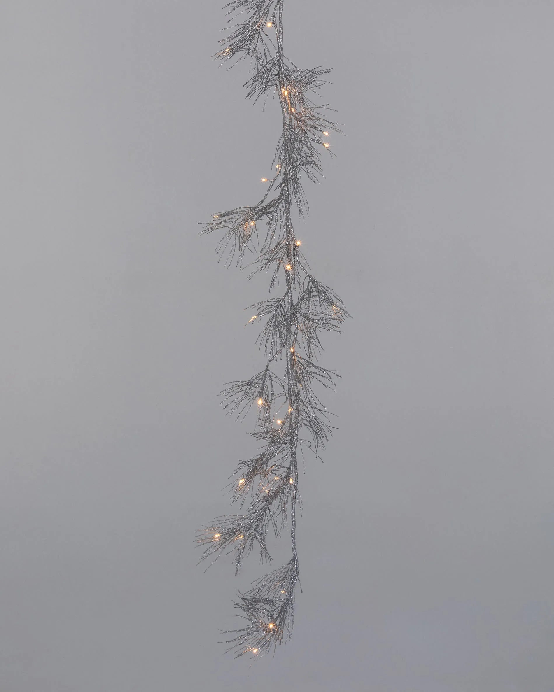 Elegante 180 cm lange silberne Zweig-Lichtergirlande, die mit funkelndem Glaslicht für festliche Atmosphäre sorgt.