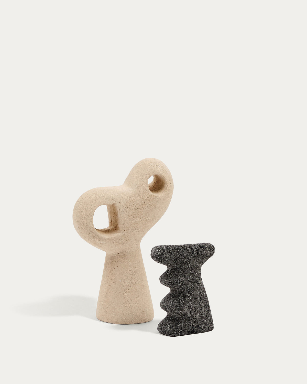 Set Arif aus Steinskulpturen mit beigefarbenem und schwarzem Finish 12 cm / 23 cm in Beige präsentiert im Onlineshop von KAQTU Design AG. Kunstgegenstände ist von Kave Home