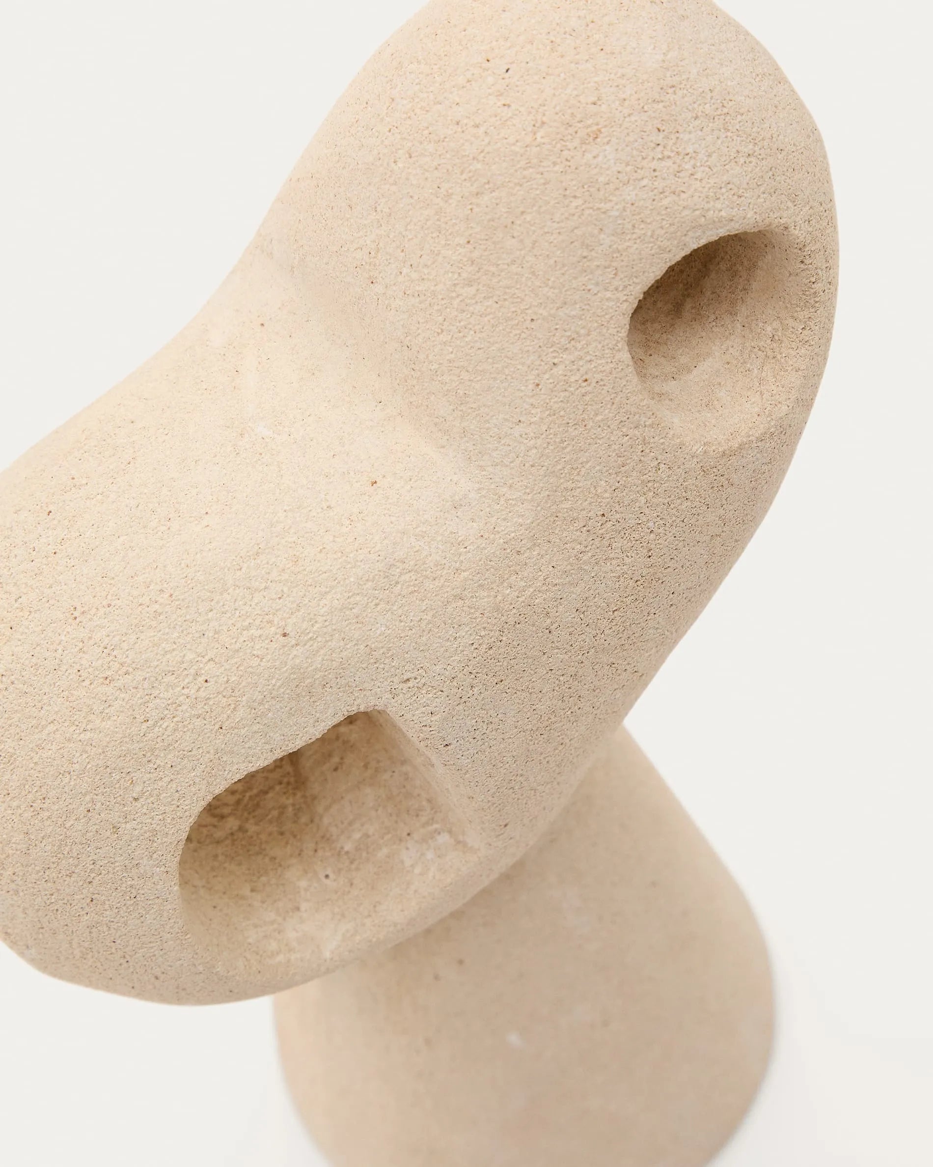 Zwei elegante Steinskulpturen in Beige und Schwarz, handgefertigt, 12 cm und 23 cm hoch, für zeitlose Dekoration.