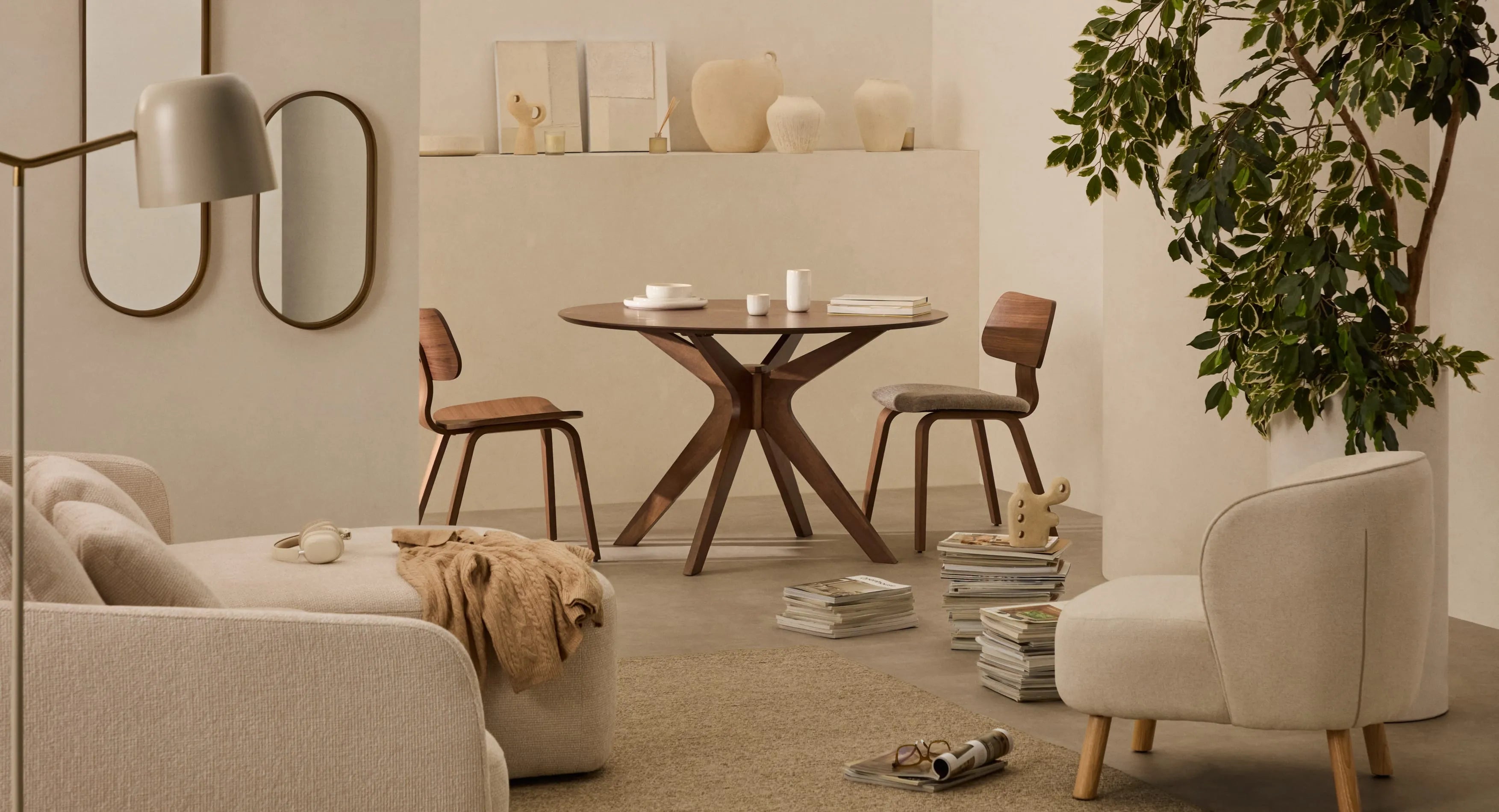 Zwei elegante Steinskulpturen in Beige und Schwarz, handgefertigt, 12 cm und 23 cm hoch, für zeitlose Dekoration.