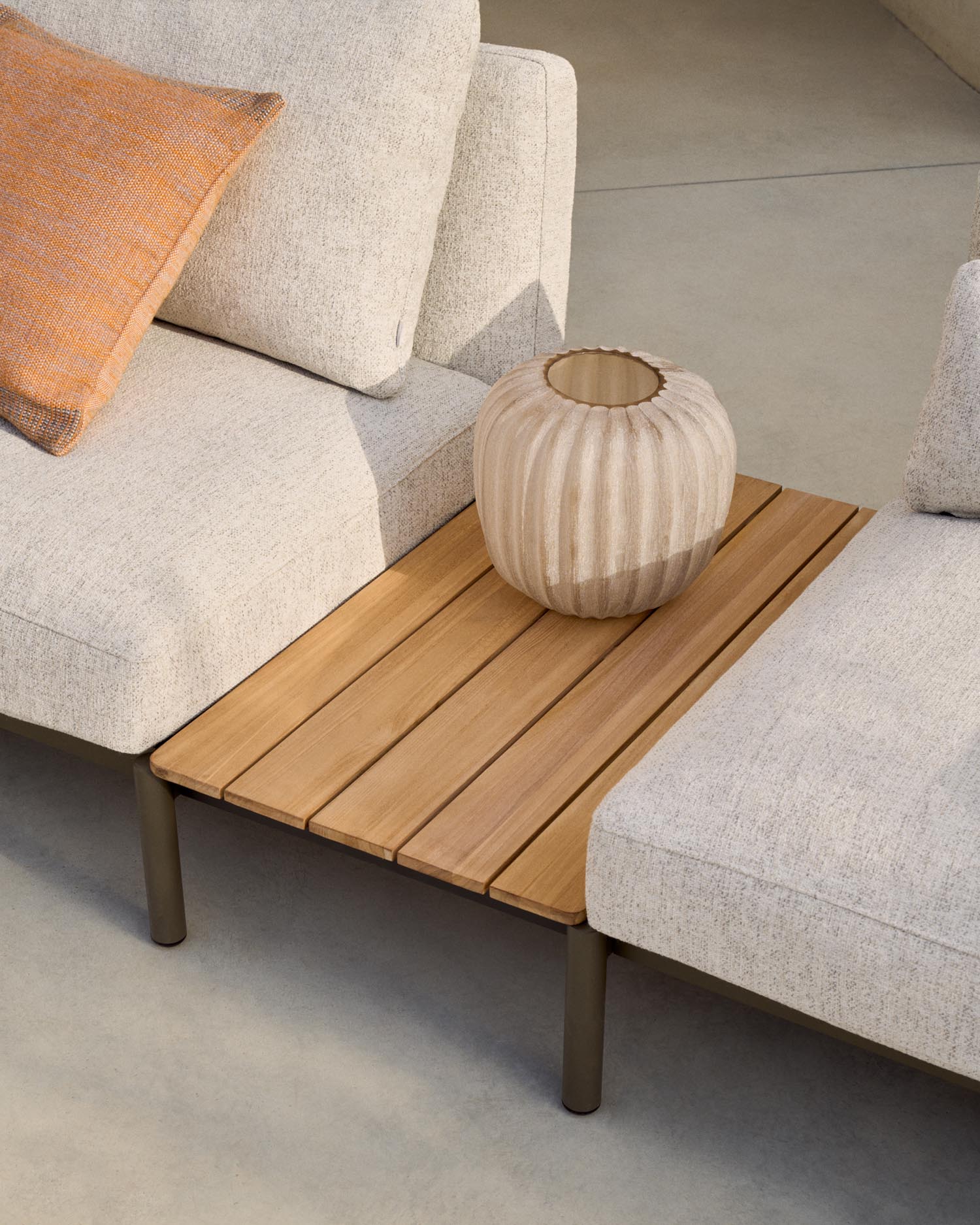Vase Lumia aus beigem Glas 38 cm in Beige präsentiert im Onlineshop von KAQTU Design AG. Vase ist von Kave Home