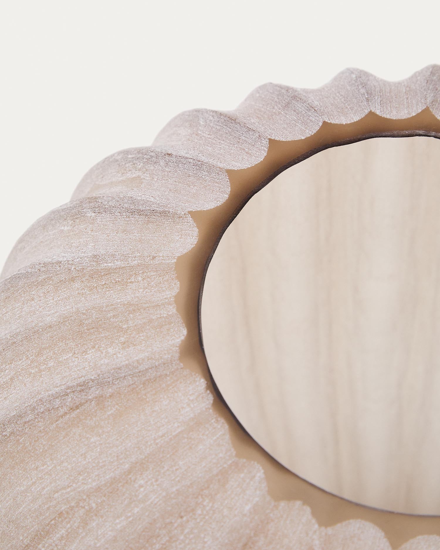 Vase Lumia aus beigem Glas 27 cm in Beige präsentiert im Onlineshop von KAQTU Design AG. Vase ist von Kave Home