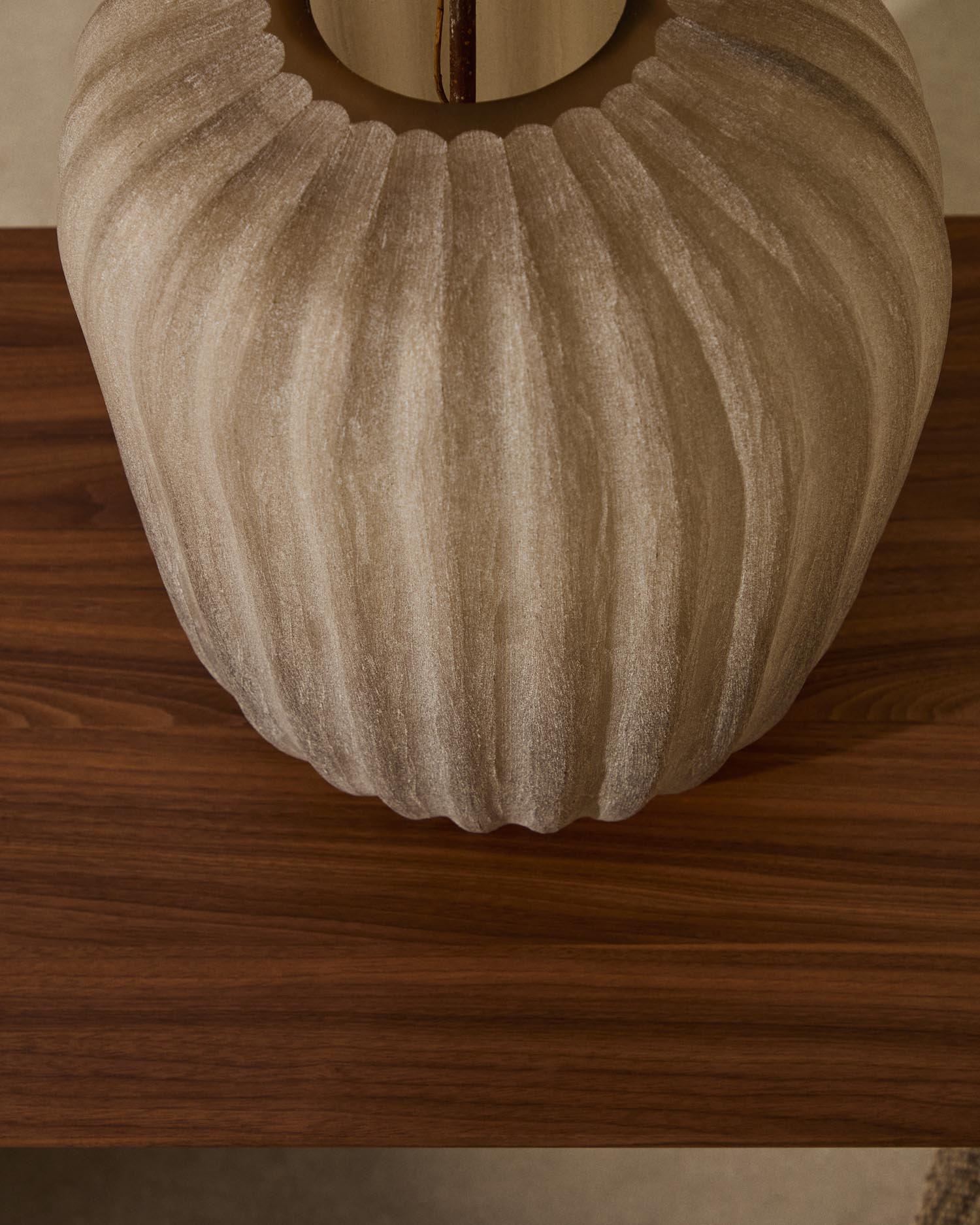 Vase Lumia aus beigem Glas 27 cm in Beige präsentiert im Onlineshop von KAQTU Design AG. Vase ist von Kave Home