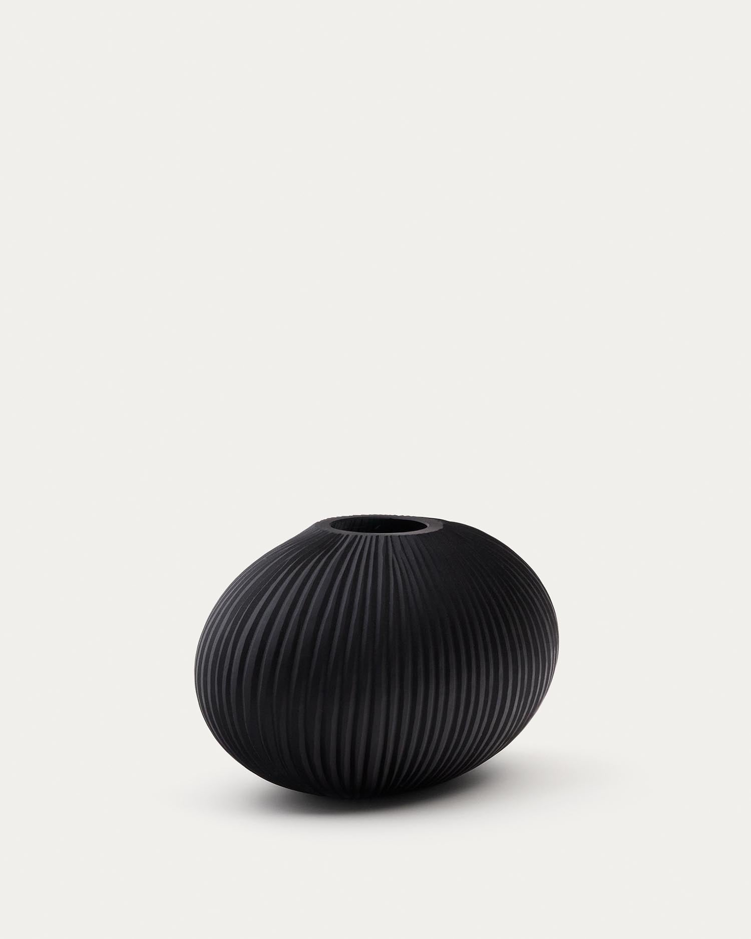 Vase Nivra aus dunkelgrau Glas 19 cm in Grau präsentiert im Onlineshop von KAQTU Design AG. Vase ist von Kave Home