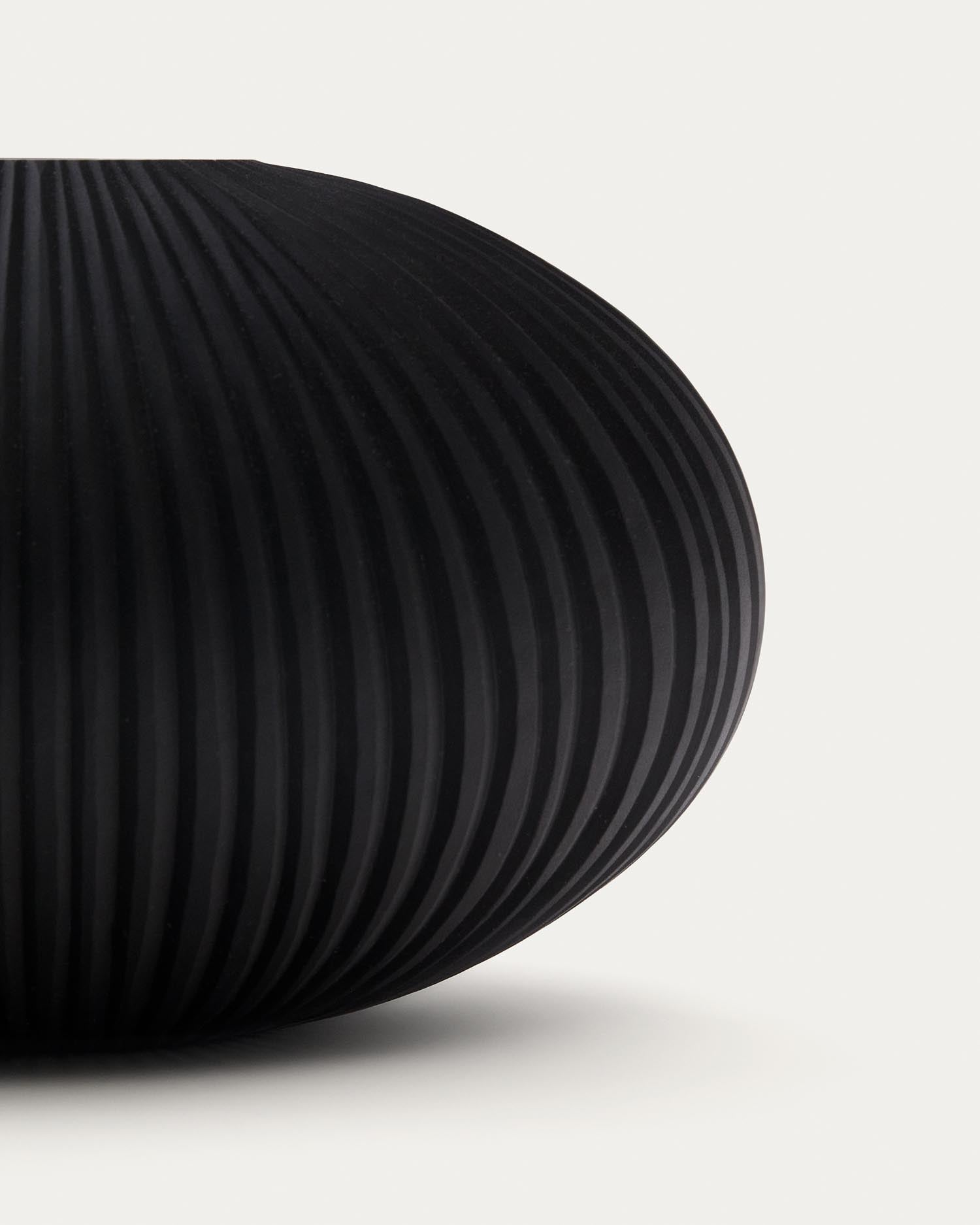 Vase Nivra aus dunkelgrau Glas 19 cm in Grau präsentiert im Onlineshop von KAQTU Design AG. Vase ist von Kave Home