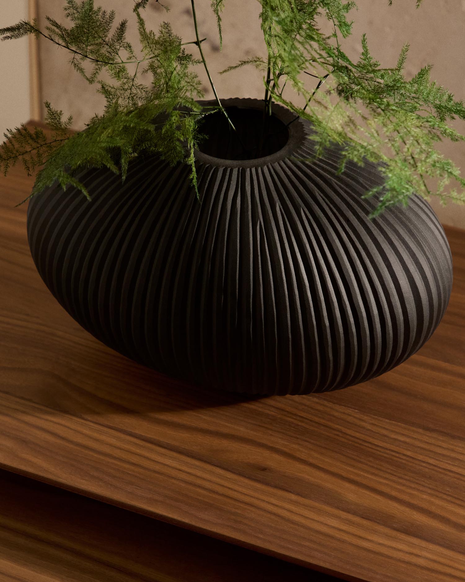 Vase Nivra aus dunkelgrau Glas 19 cm in Grau präsentiert im Onlineshop von KAQTU Design AG. Vase ist von Kave Home