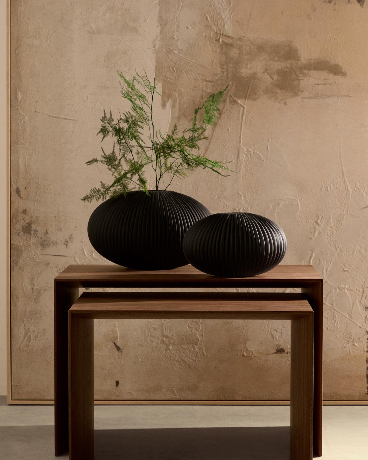 Vase Nivra aus dunkelgrau Glas 19 cm in Grau präsentiert im Onlineshop von KAQTU Design AG. Vase ist von Kave Home