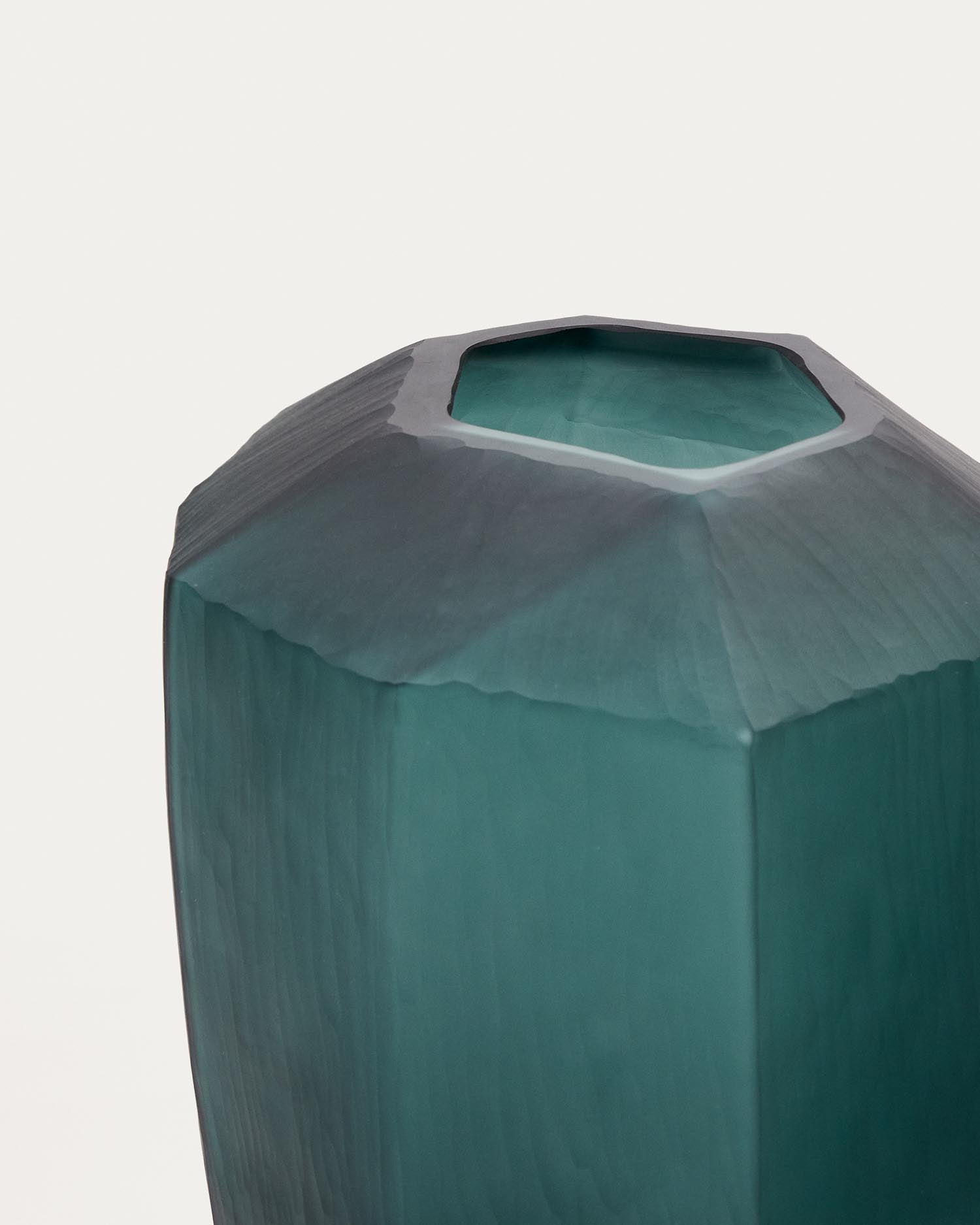 Vase Geonix aus grünem Glas 45,5 cm in Grün präsentiert im Onlineshop von KAQTU Design AG. Vase ist von Kave Home