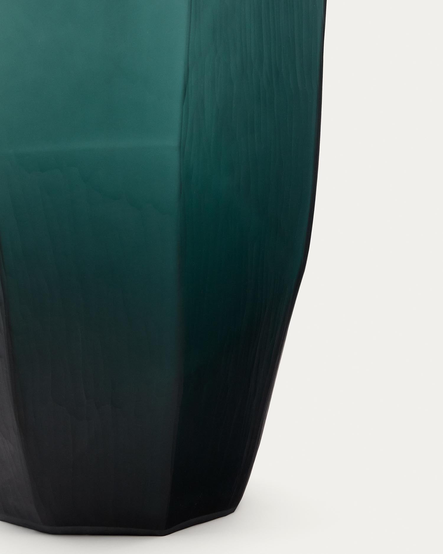 Vase Geonix aus grünem Glas 45,5 cm in Grün präsentiert im Onlineshop von KAQTU Design AG. Vase ist von Kave Home