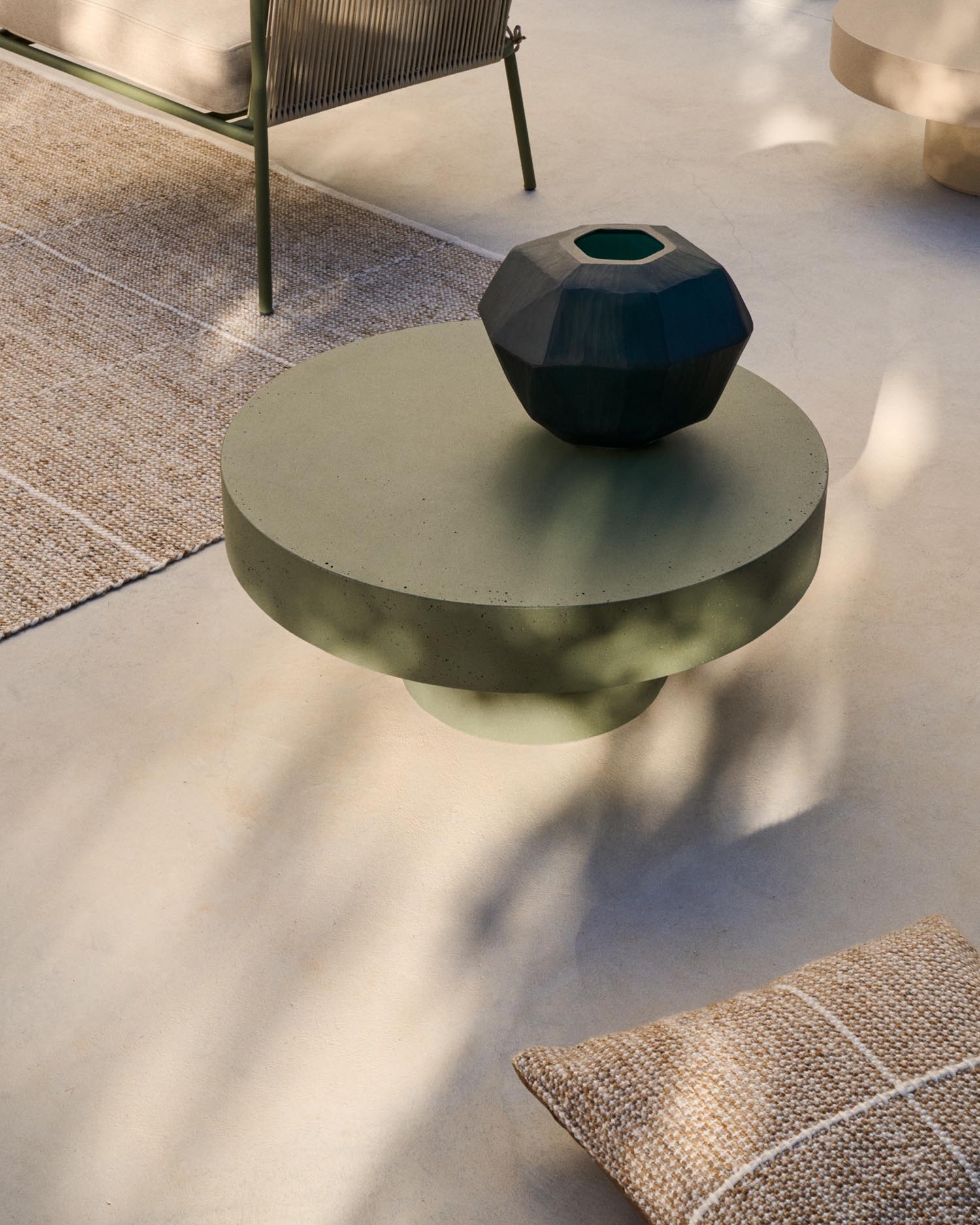 Vase Geonix aus grünem Glas 22 cm in Grün präsentiert im Onlineshop von KAQTU Design AG. Vase ist von Kave Home