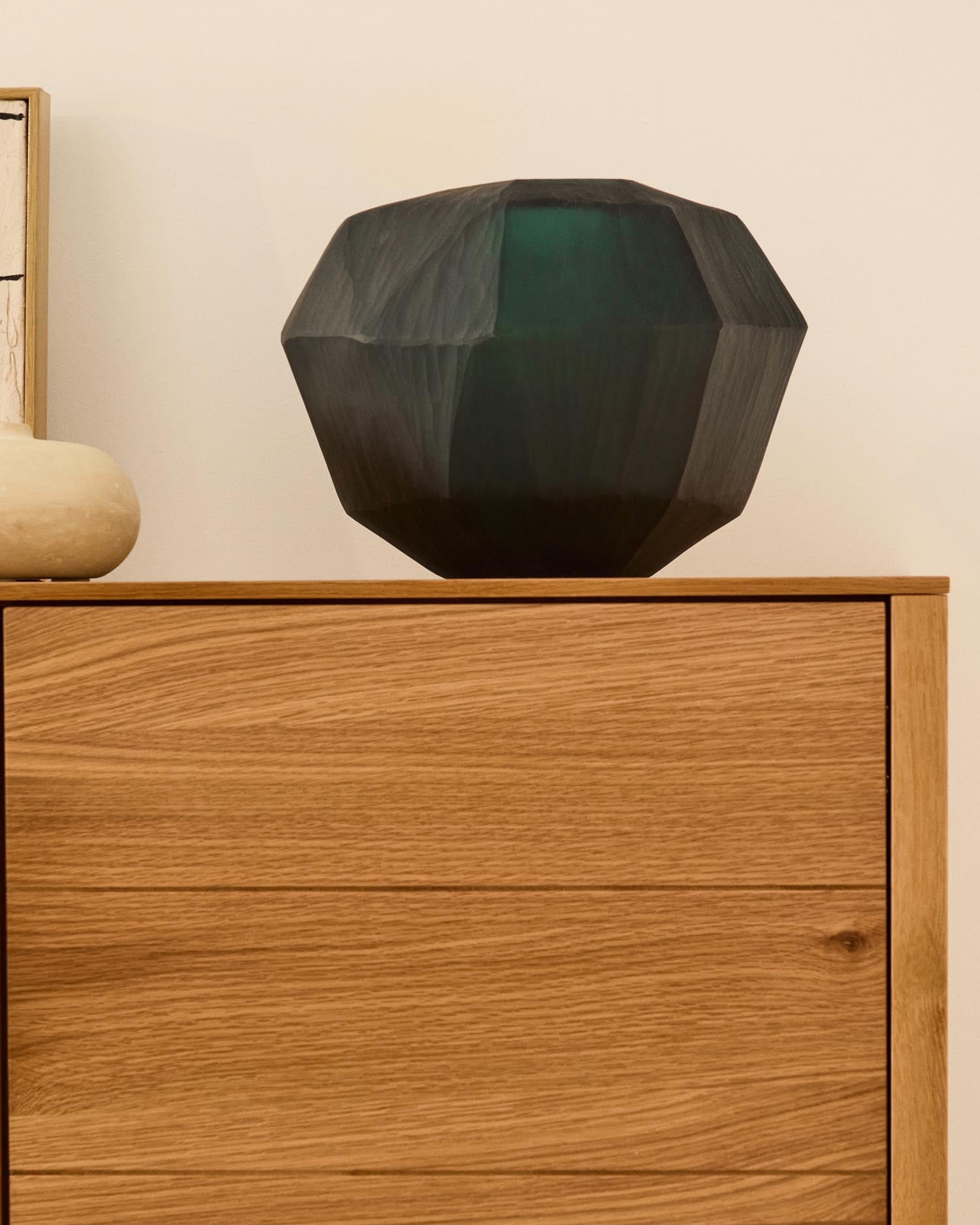 Vase Geonix aus grünem Glas 22 cm in Grün präsentiert im Onlineshop von KAQTU Design AG. Vase ist von Kave Home