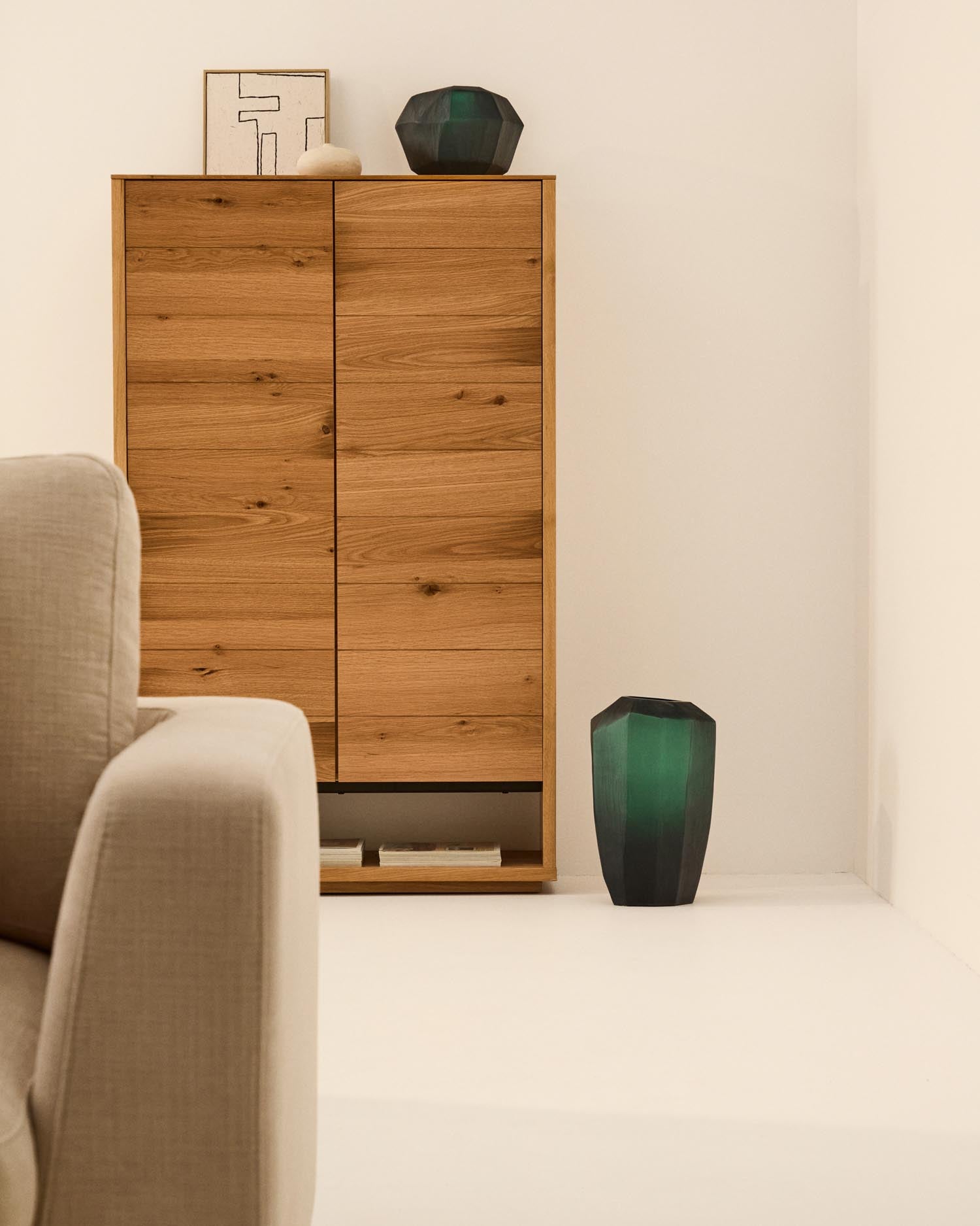 Vase Geonix aus grünem Glas 22 cm in Grün präsentiert im Onlineshop von KAQTU Design AG. Vase ist von Kave Home