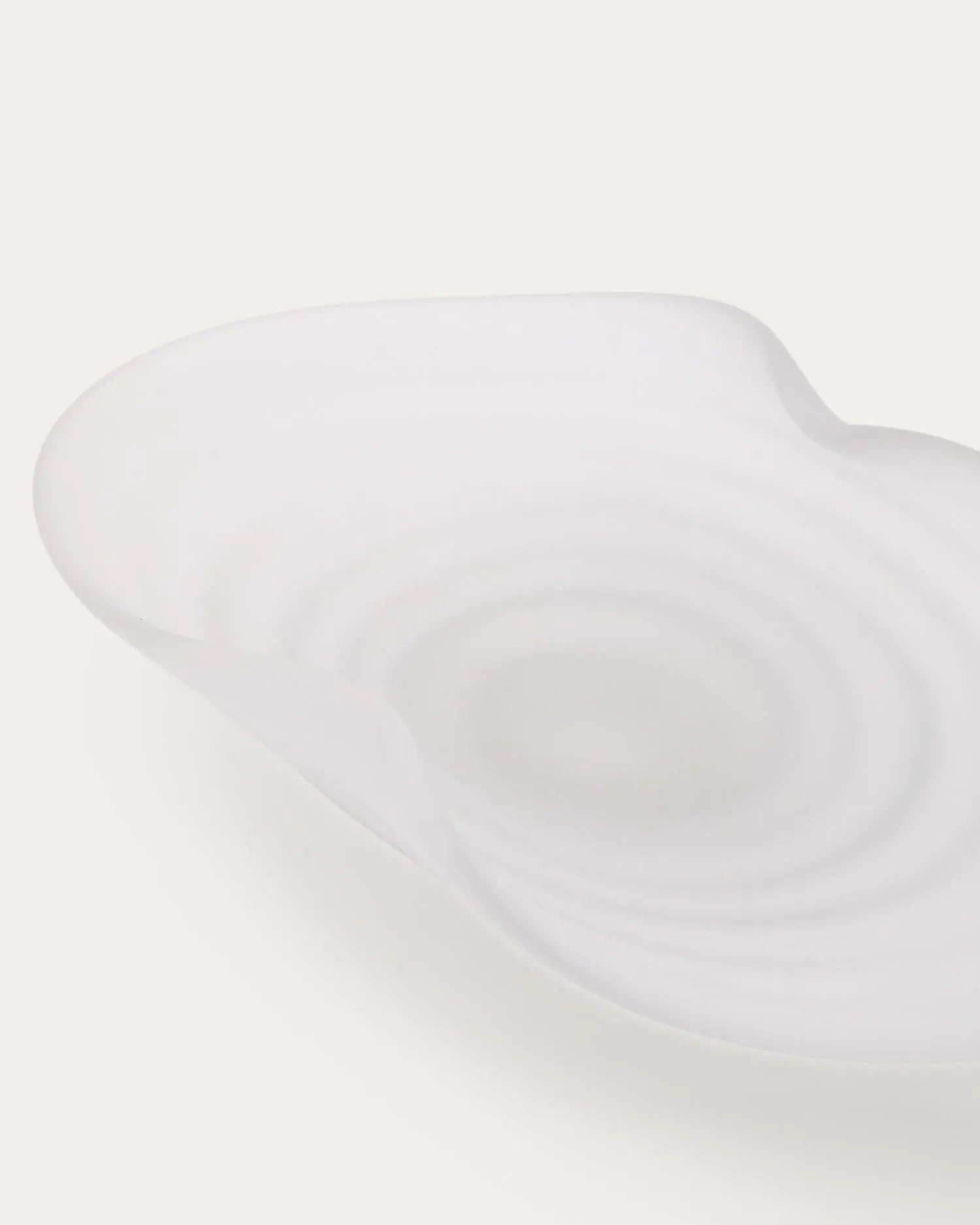 Tafelaufsatz Ondaro aus Milchglas 11 cm in Klar präsentiert im Onlineshop von KAQTU Design AG. Schale ist von Kave Home