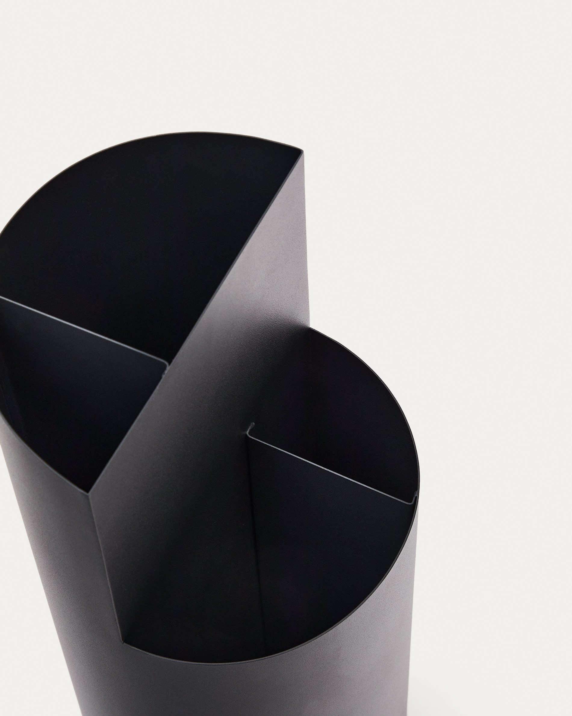 Kleiner Schirmständer Atin aus grauem Metall in Graphit präsentiert im Onlineshop von KAQTU Design AG. Schirmständer ist von Kave Home
