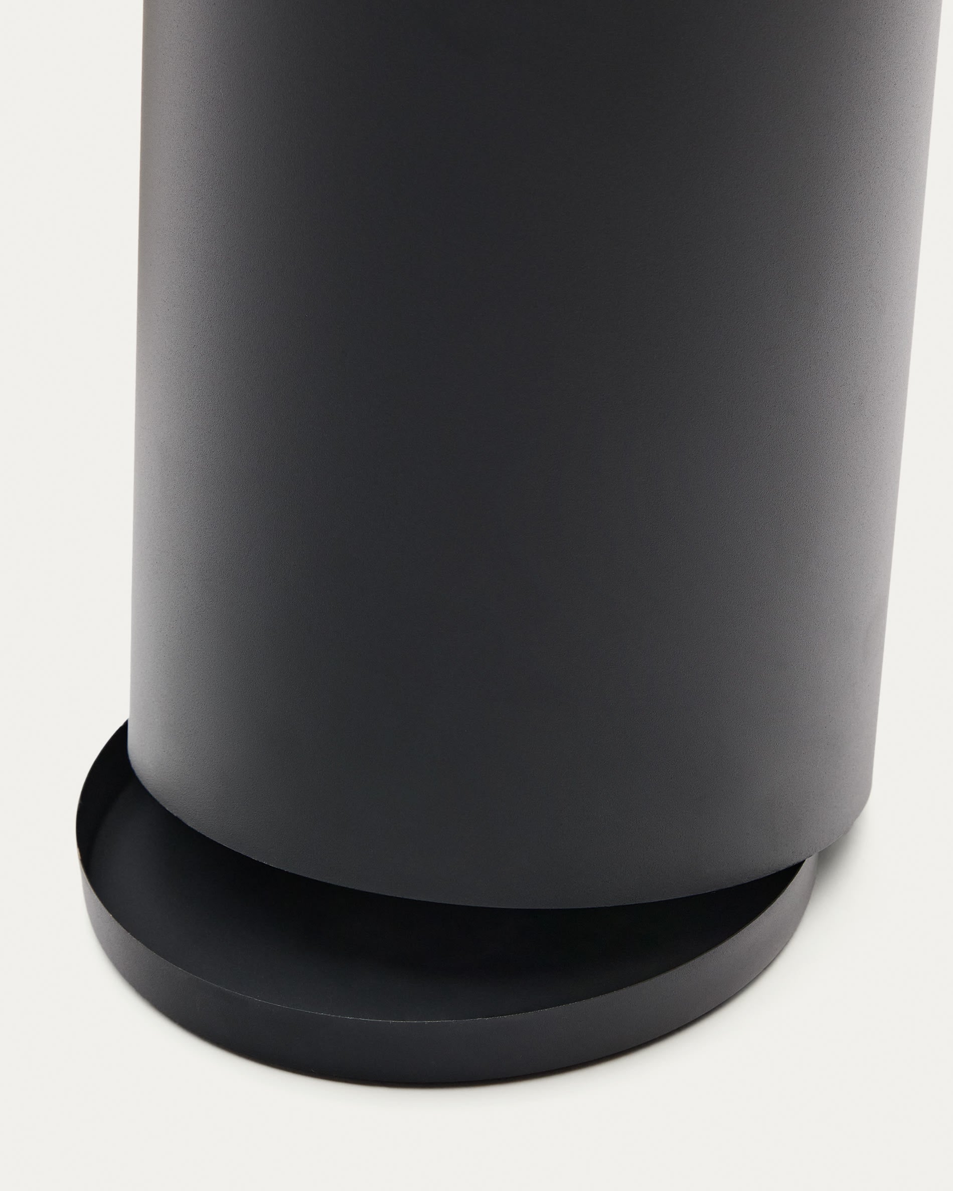 Kleiner Schirmständer Atin aus grauem Metall in Graphit präsentiert im Onlineshop von KAQTU Design AG. Schirmständer ist von Kave Home