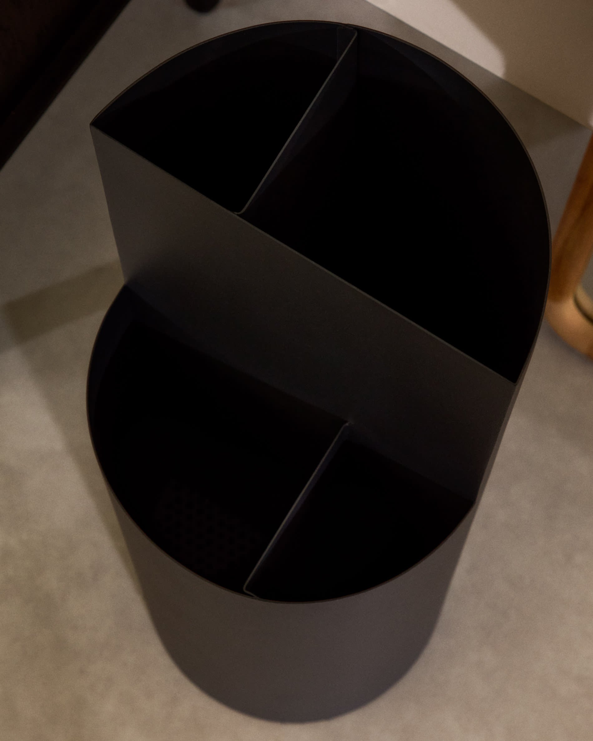 Kleiner Schirmständer Atin aus grauem Metall in Graphit präsentiert im Onlineshop von KAQTU Design AG. Schirmständer ist von Kave Home