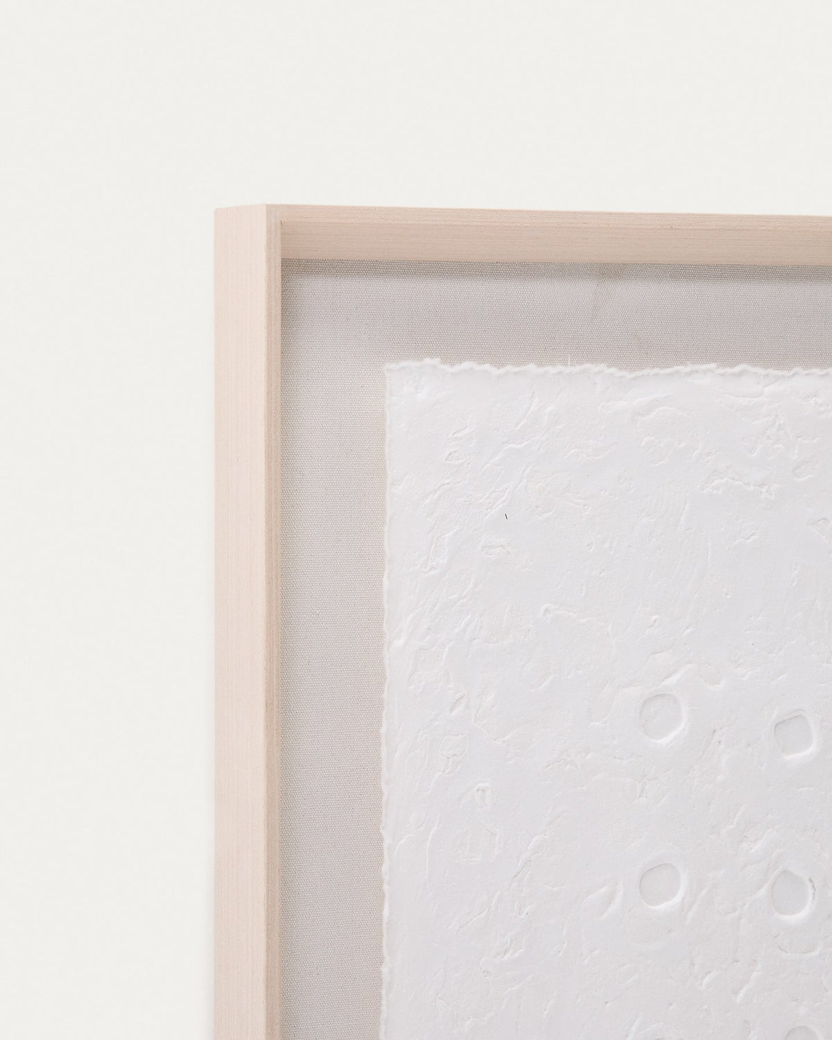 Abstraktes Wandbild Olvin aus weissem Recyclingpapier mit handgefertigten Reliefs, Punkte- und Kreismuster, Rahmen aus Kiefernholz.