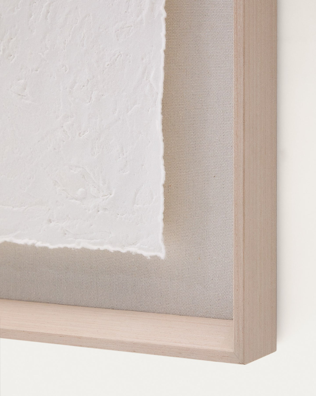 Abstraktes Wandbild Olvin aus weissem Recyclingpapier mit handgefertigten Reliefs, Punkte- und Kreismuster, Rahmen aus Kiefernholz.