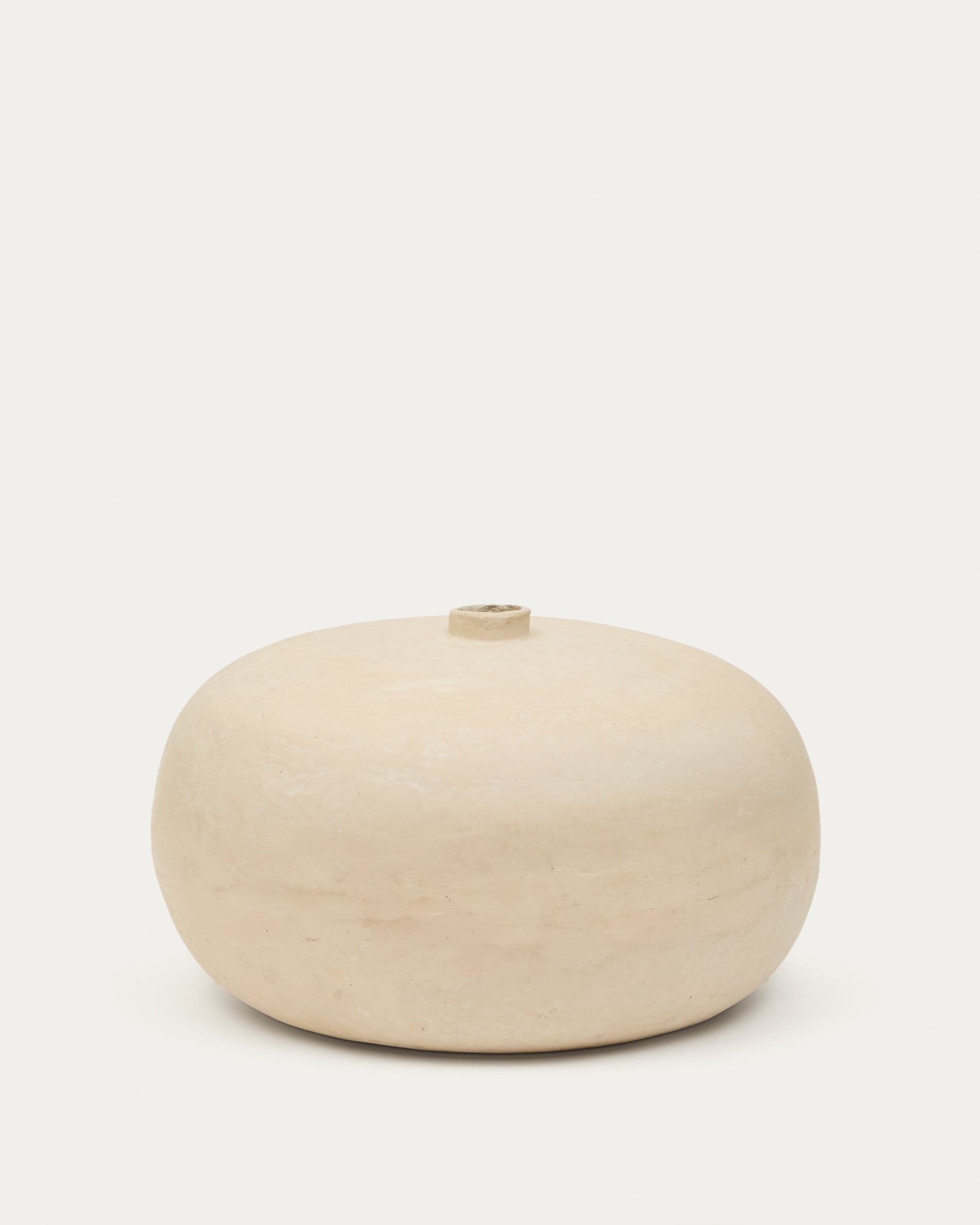 Vase Nivala aus Pappmaché 23 cm in Weiß präsentiert im Onlineshop von KAQTU Design AG. Vase ist von Kave Home