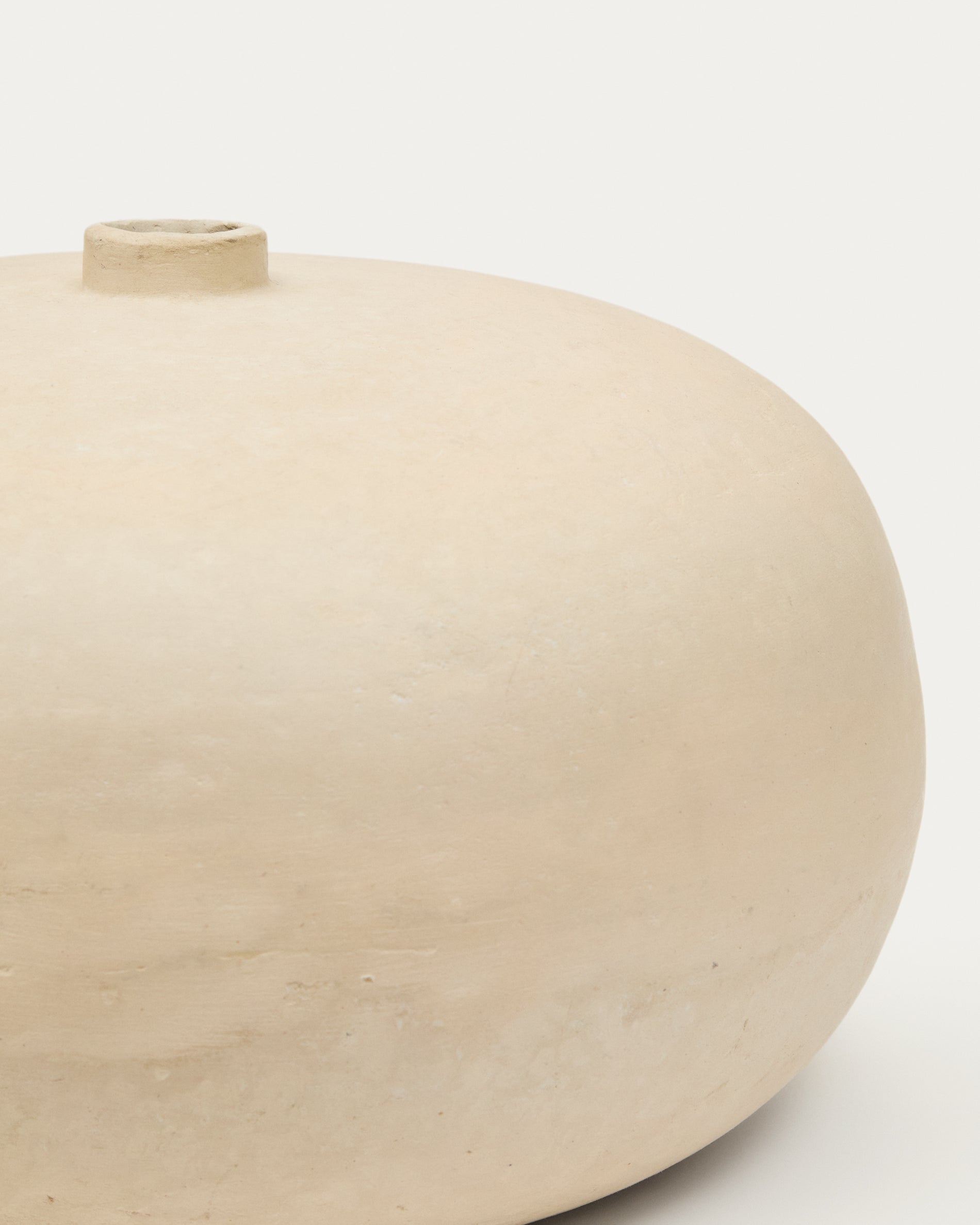 Vase Nivala aus Pappmaché 23 cm in Weiß präsentiert im Onlineshop von KAQTU Design AG. Vase ist von Kave Home