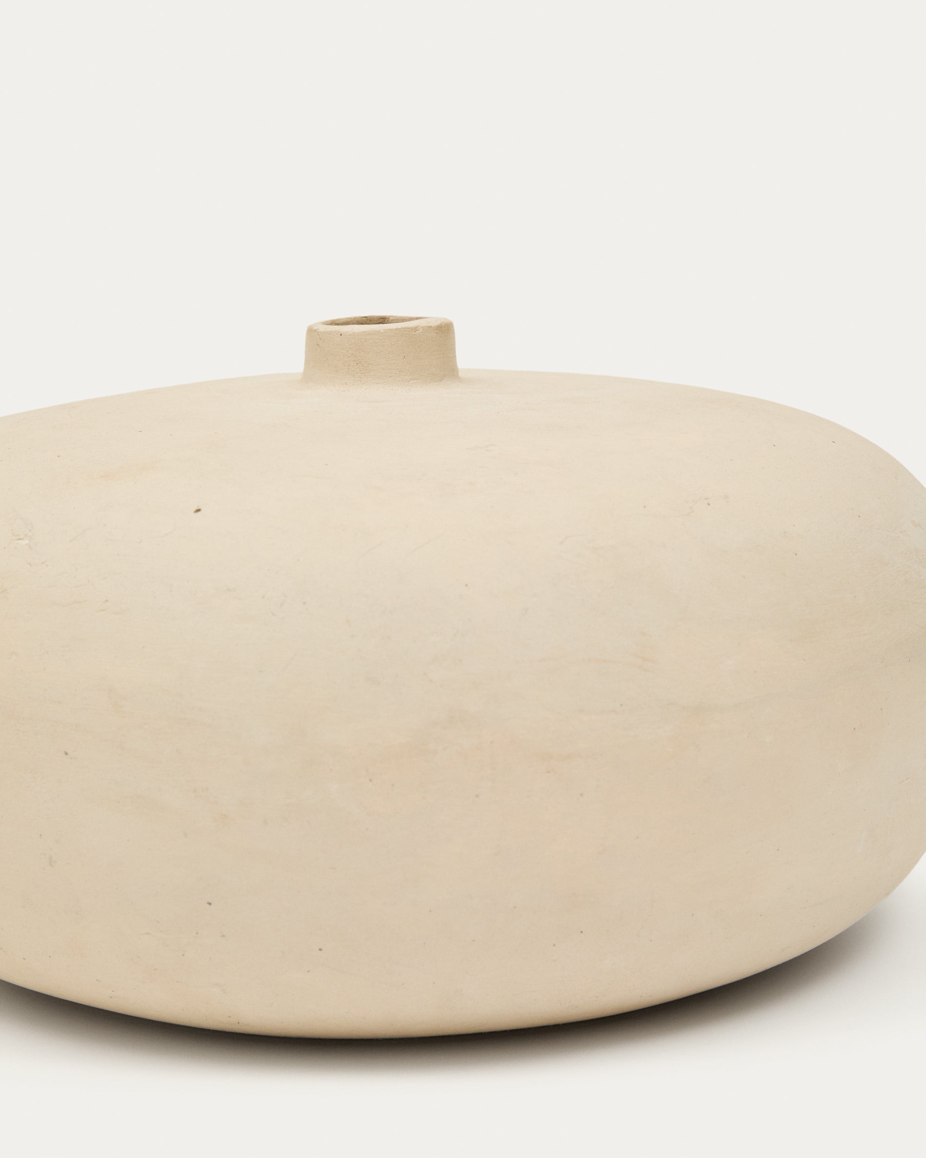 Vase Nivala aus Pappmaché 15,5 cm in Weiß präsentiert im Onlineshop von KAQTU Design AG. Vase ist von Kave Home