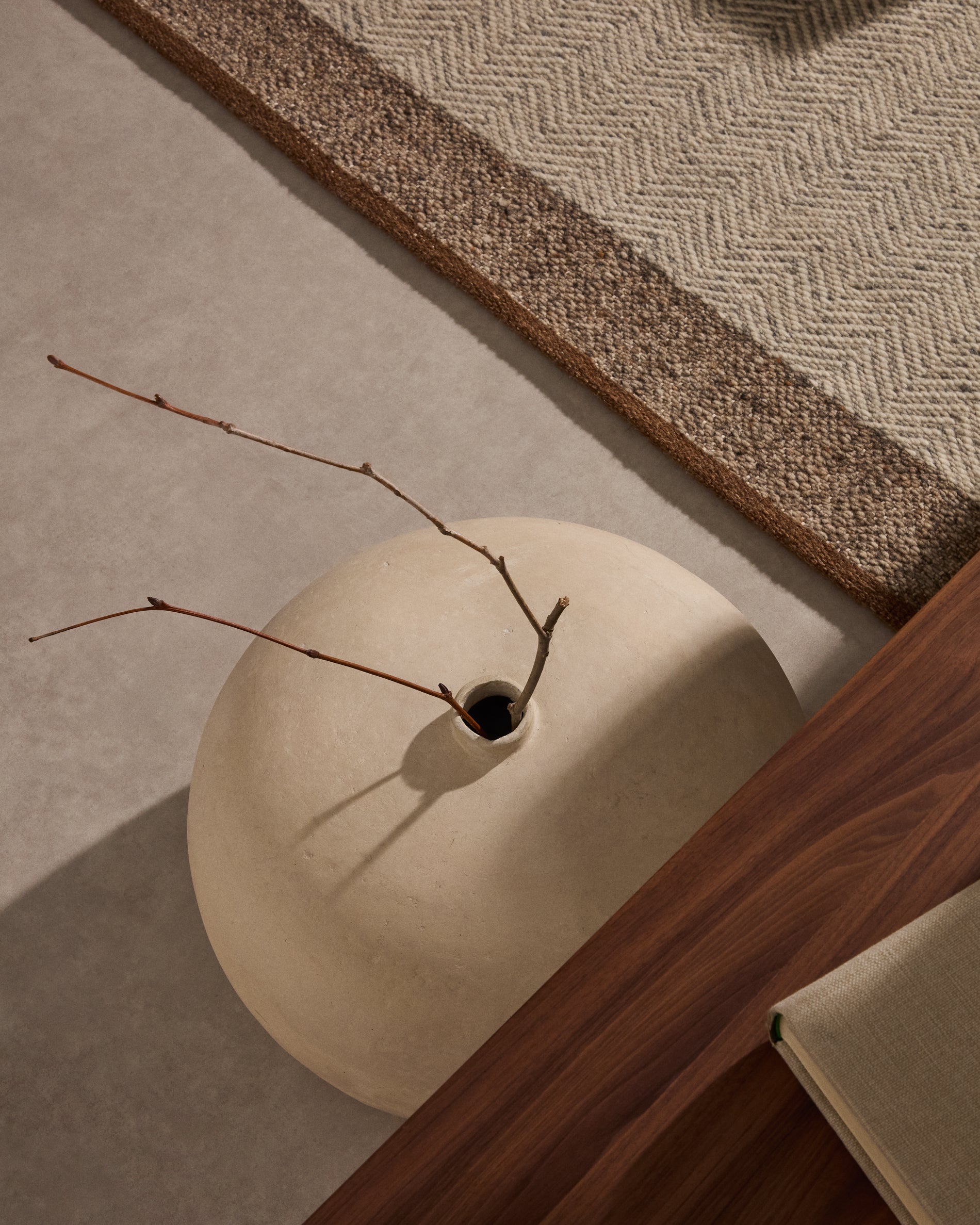 Vase Nivala aus Pappmaché 15,5 cm in Weiß präsentiert im Onlineshop von KAQTU Design AG. Vase ist von Kave Home