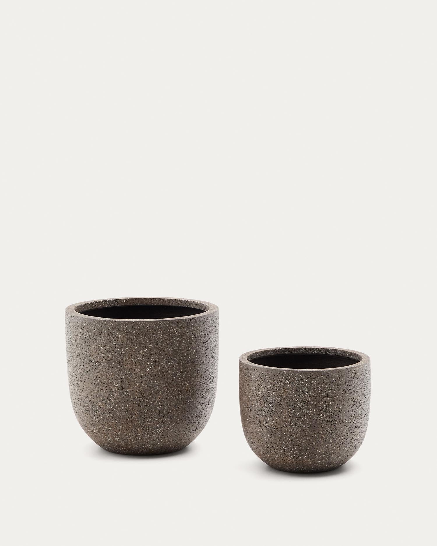 Set aus 2 Blumentöpfen Selvi in Steinoptik dunkelbraun Ø 37 cm in Braun präsentiert im Onlineshop von KAQTU Design AG. Blumentopf ist von Kave Home