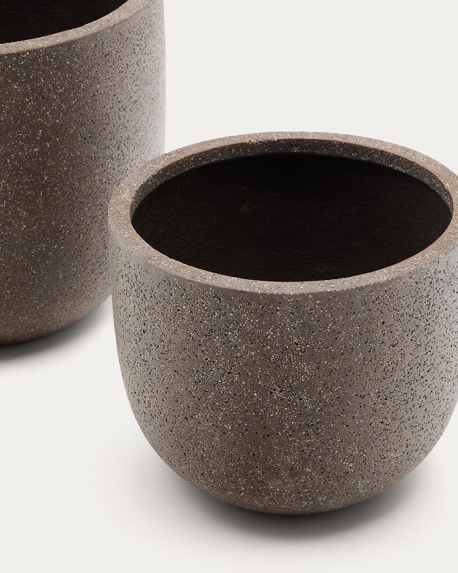 Set aus 2 Blumentöpfen Selvi in Steinoptik dunkelbraun Ø 37 cm in Braun präsentiert im Onlineshop von KAQTU Design AG. Blumentopf ist von Kave Home
