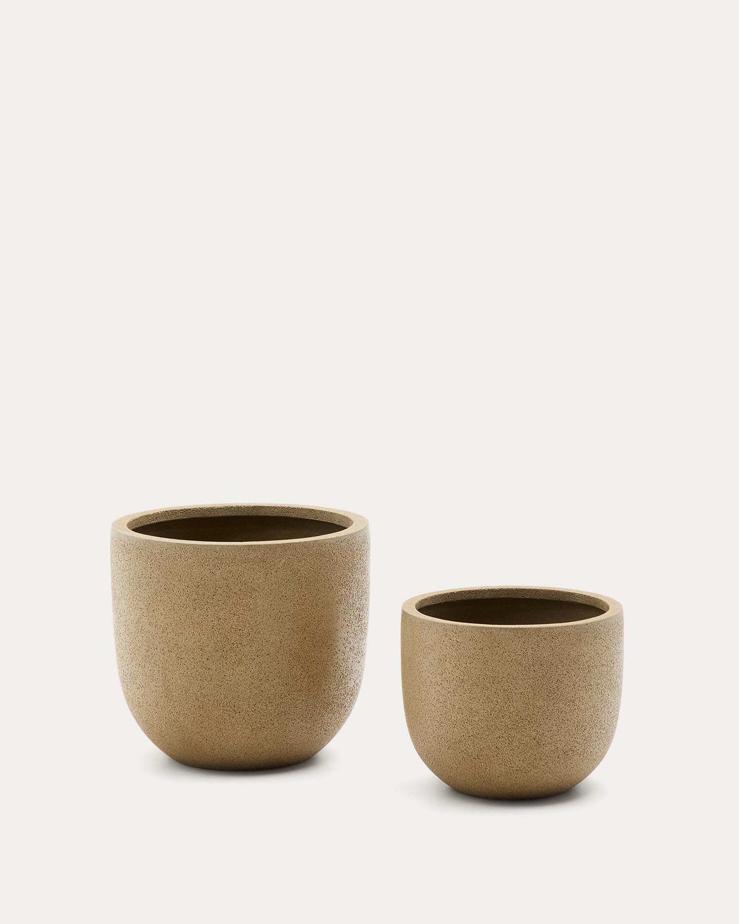 Set aus 2 Blumentöpfen Selvi in Steinoptik hellbraun Ø 37 cm in Hellbraun präsentiert im Onlineshop von KAQTU Design AG. Blumentopf ist von Kave Home