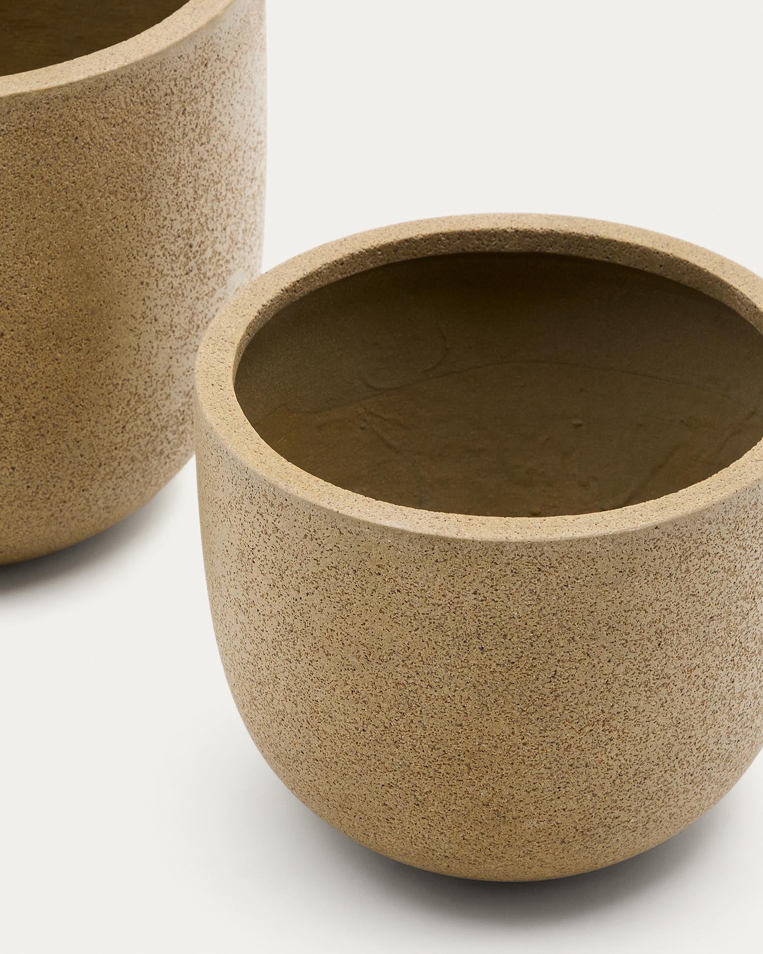 Set aus 2 Blumentöpfen Selvi in Steinoptik hellbraun Ø 37 cm in Hellbraun präsentiert im Onlineshop von KAQTU Design AG. Blumentopf ist von Kave Home
