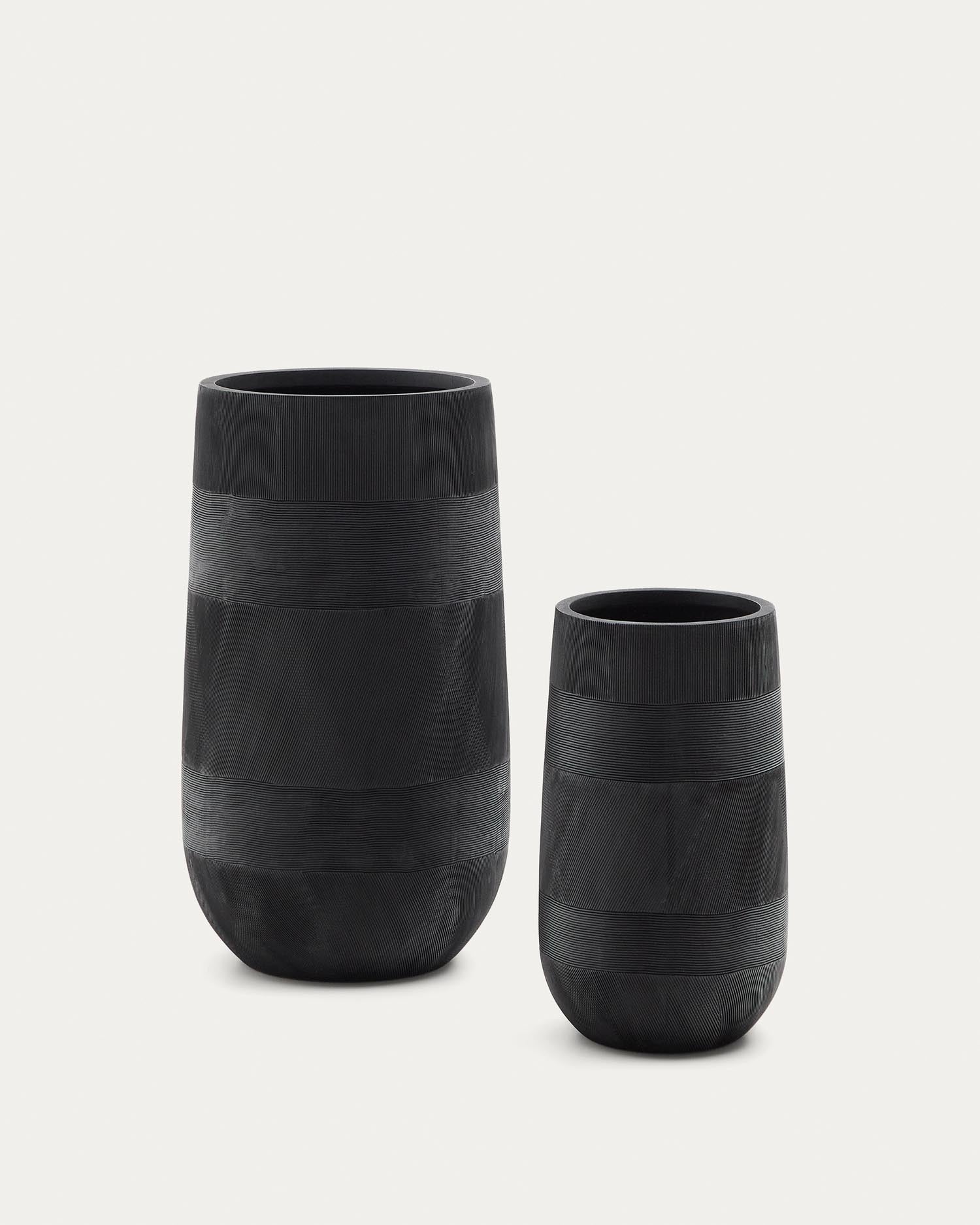 Set aus 2 Blumentöpfen Tival in Zementoptik schwarz Ø 45 cm in Schwarz präsentiert im Onlineshop von KAQTU Design AG. Blumentopf ist von Kave Home