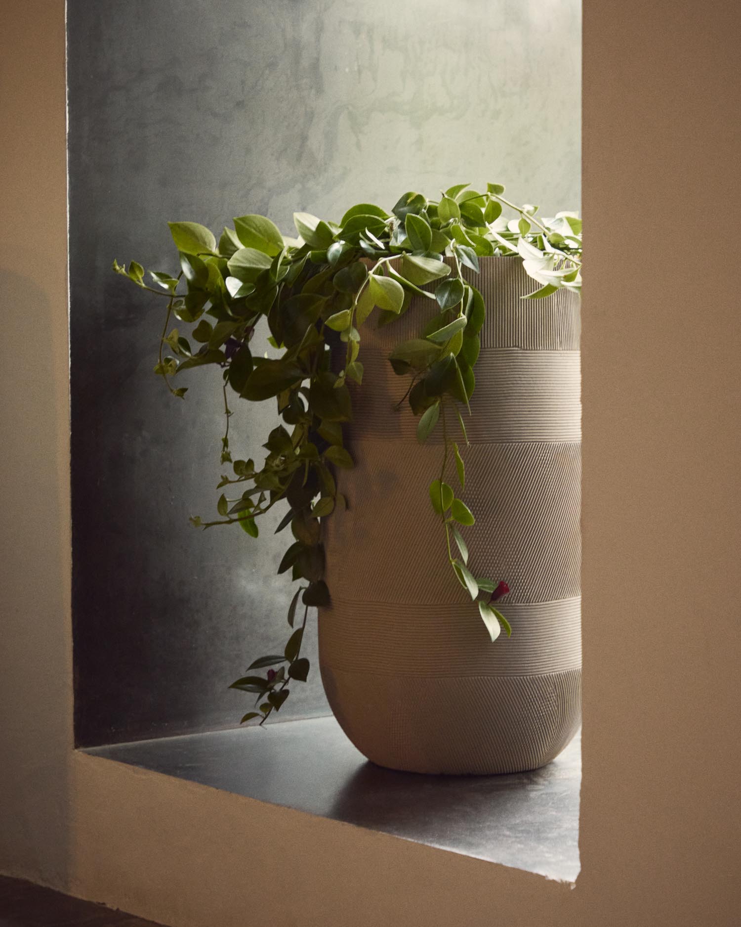 Verleihe Deinem Zuhause mit dem Blumentopf Tival in beige Zementoptik (Ø 45 cm) von Kave Home einen modernen Touch und natürliche Eleganz.