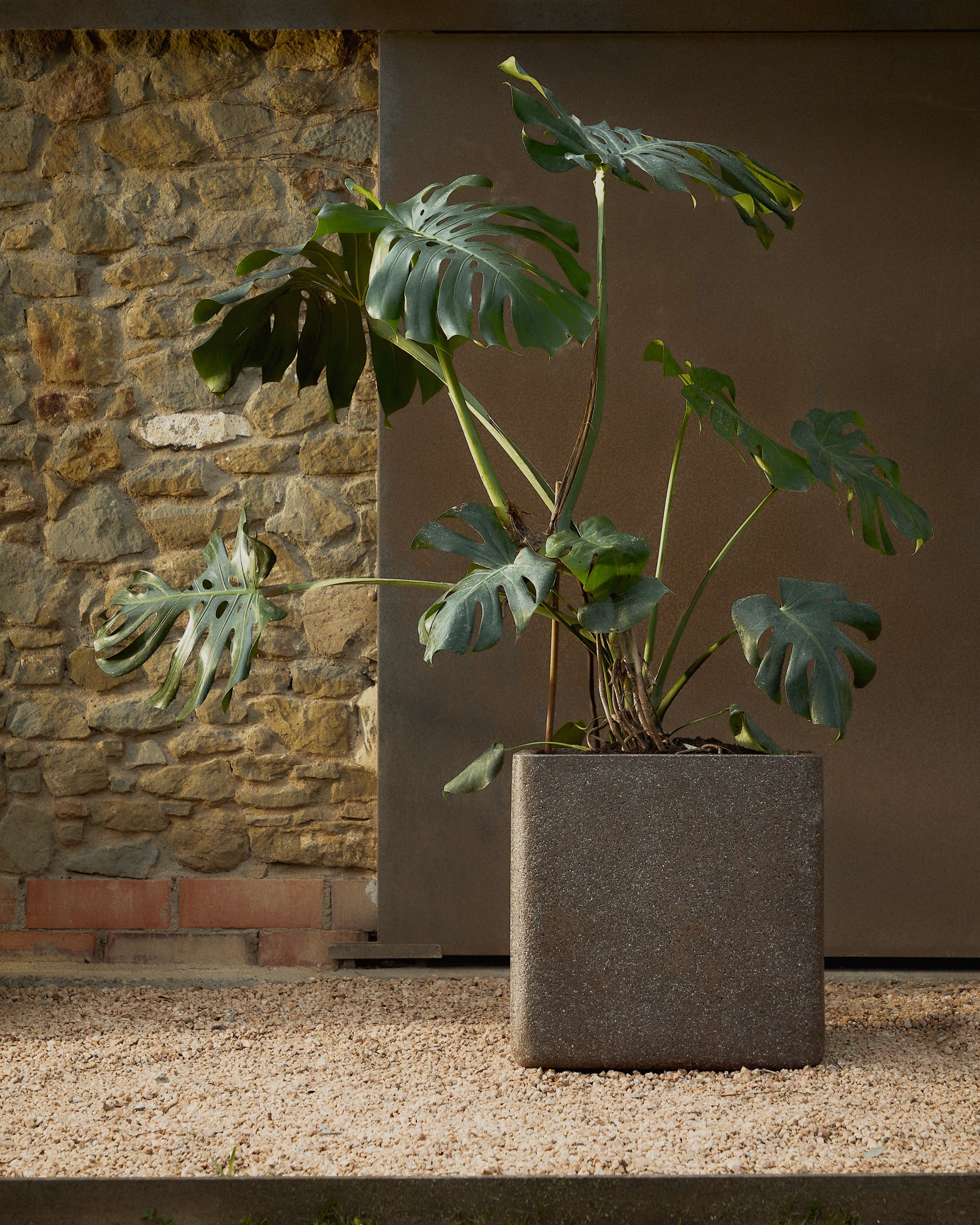 Set aus 2 Blumentöpfen Minoa in Steinoptik braun 44 x 44 cm in Schwarz präsentiert im Onlineshop von KAQTU Design AG. Pflanzentopf Outdoor ist von Kave Home