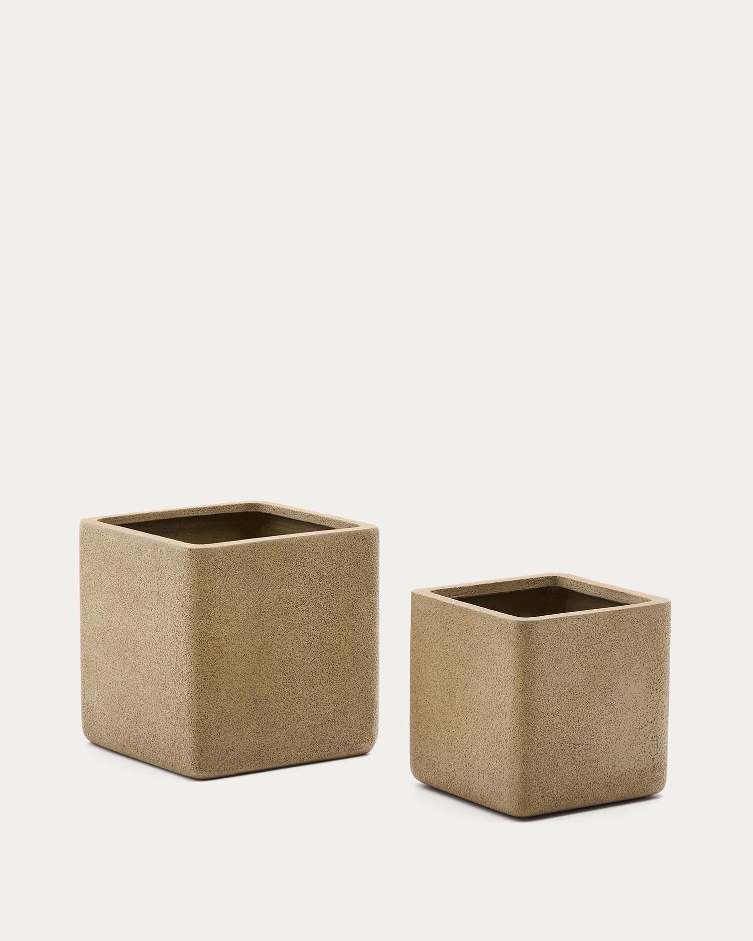 Set aus 2 Blumentöpfen Minoa in Steinoptik senffarben 44 x 44 cm in Schwarz präsentiert im Onlineshop von KAQTU Design AG. Blumentopf ist von Kave Home