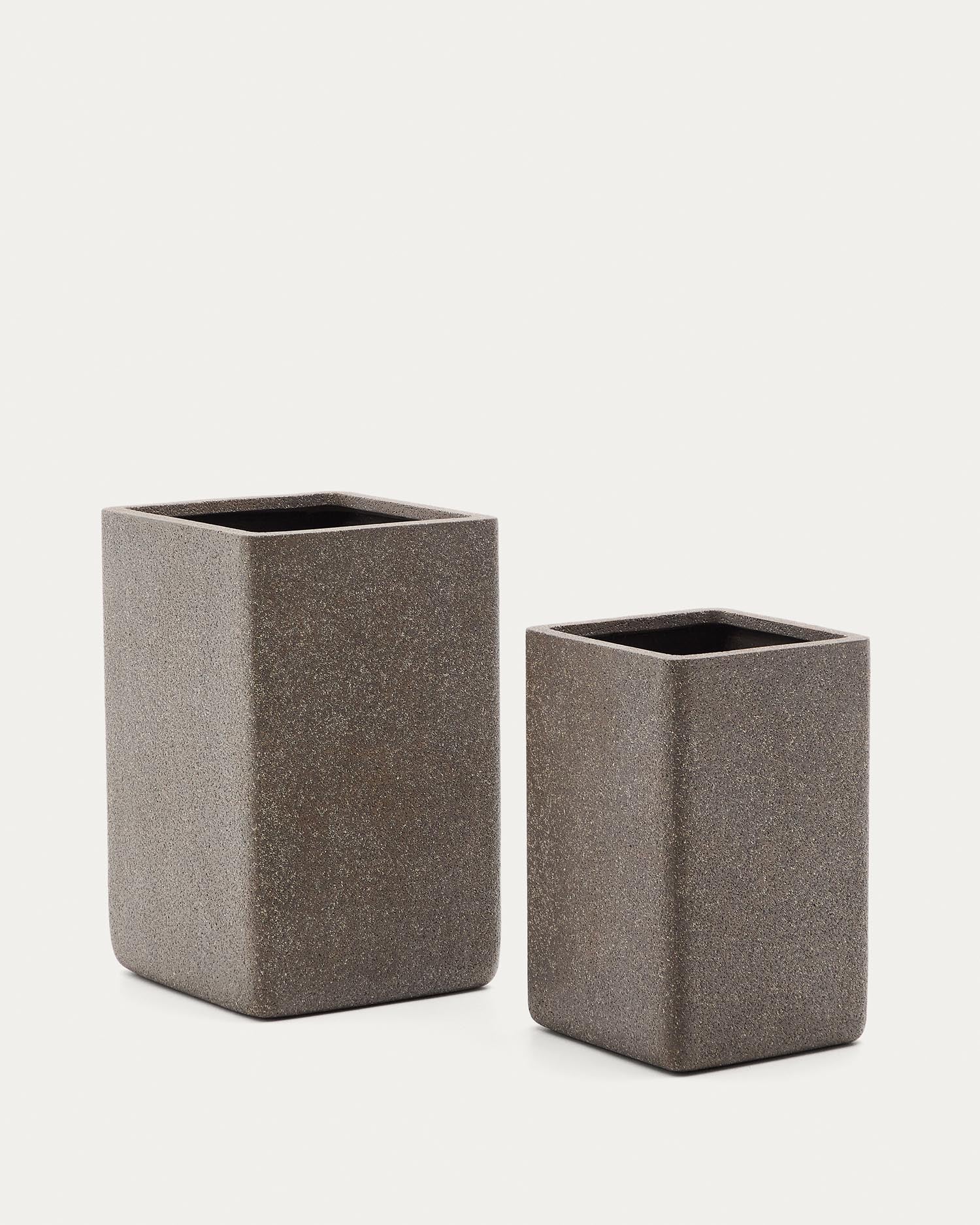 Set aus 2 hohen Blumentöpfen Minoa in Steinoptik braun 44 x 44 cm in Schwarz präsentiert im Onlineshop von KAQTU Design AG. Blumentopf ist von Kave Home