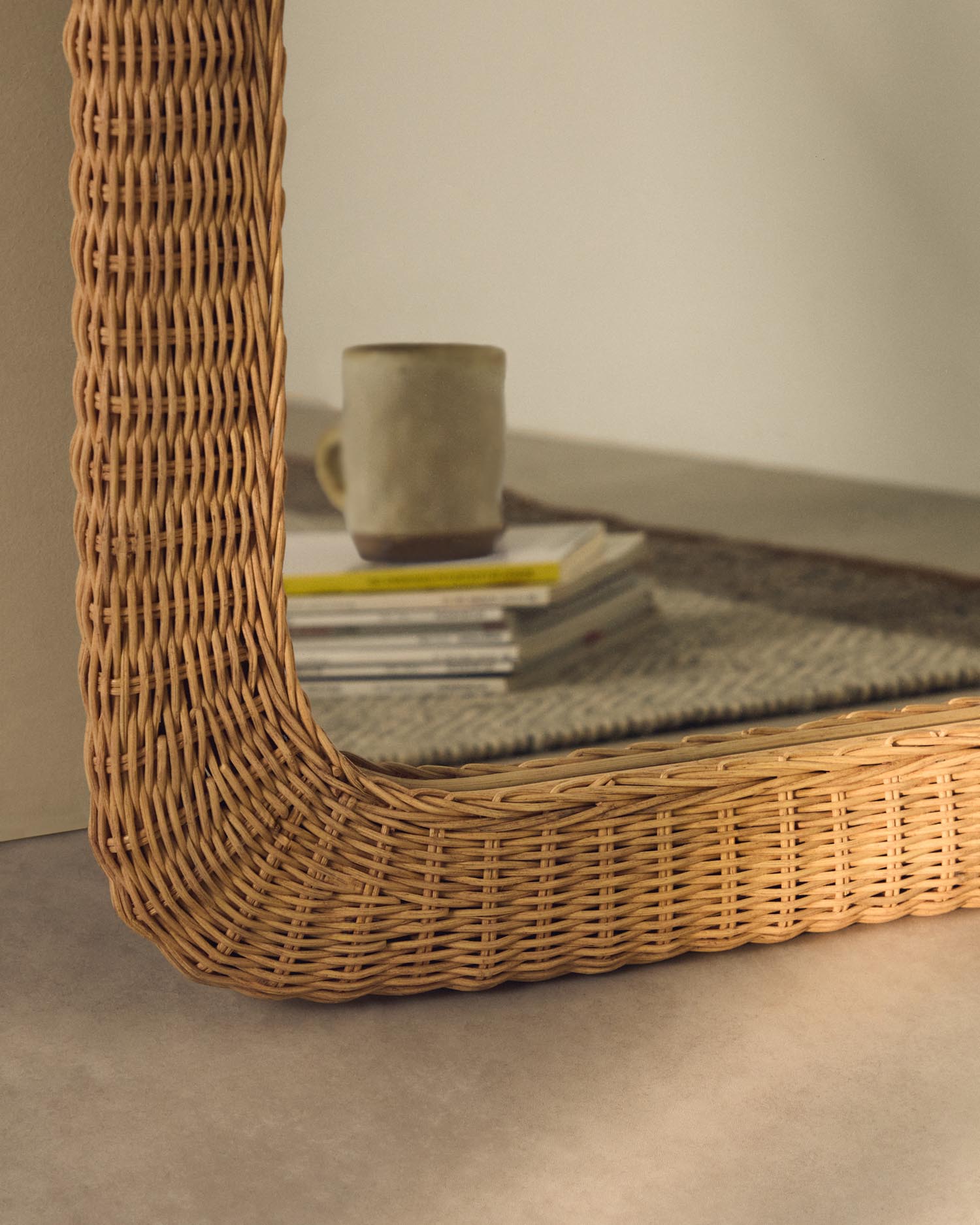 Rattanspiegel Zilna, 58 x 79 cm in Natur präsentiert im Onlineshop von KAQTU Design AG. Spiegel ist von Kave Home