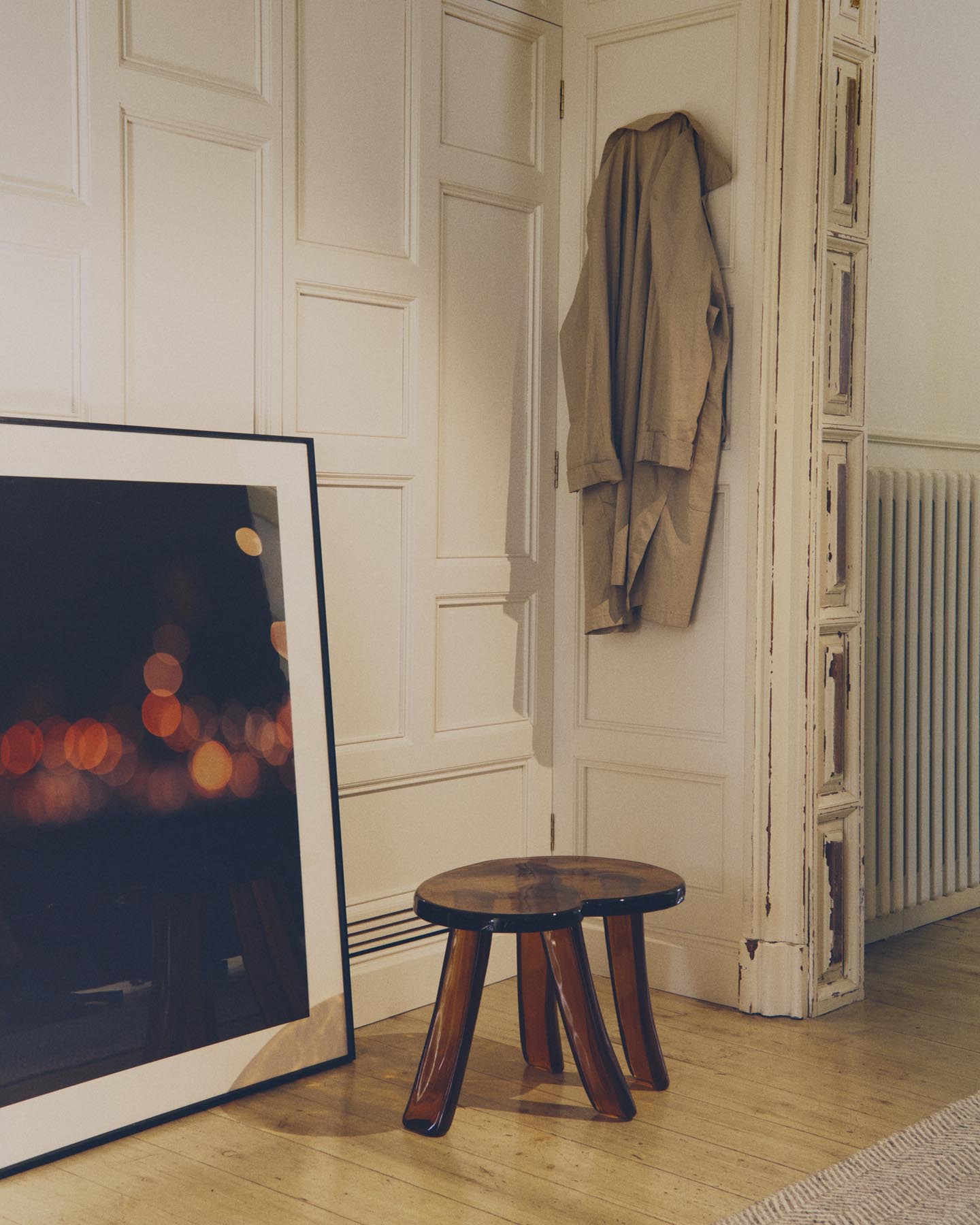 Bild Zavira, Fotografie der Lichter von Barcelona, 80 x 100 cm in Schwarz präsentiert im Onlineshop von KAQTU Design AG. Bild ist von Kave Home